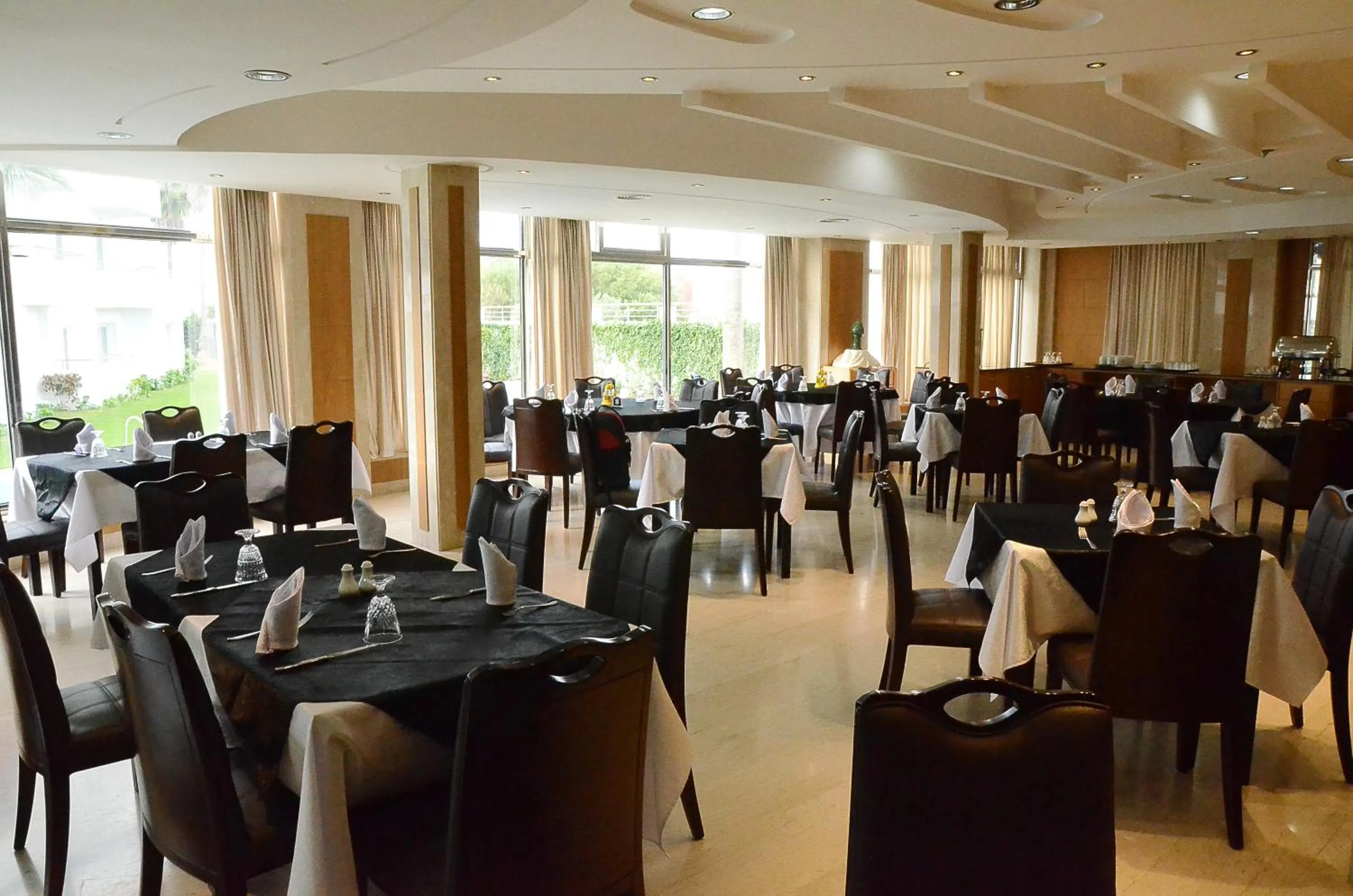 Restaurant/places to eat in Hotel Chams