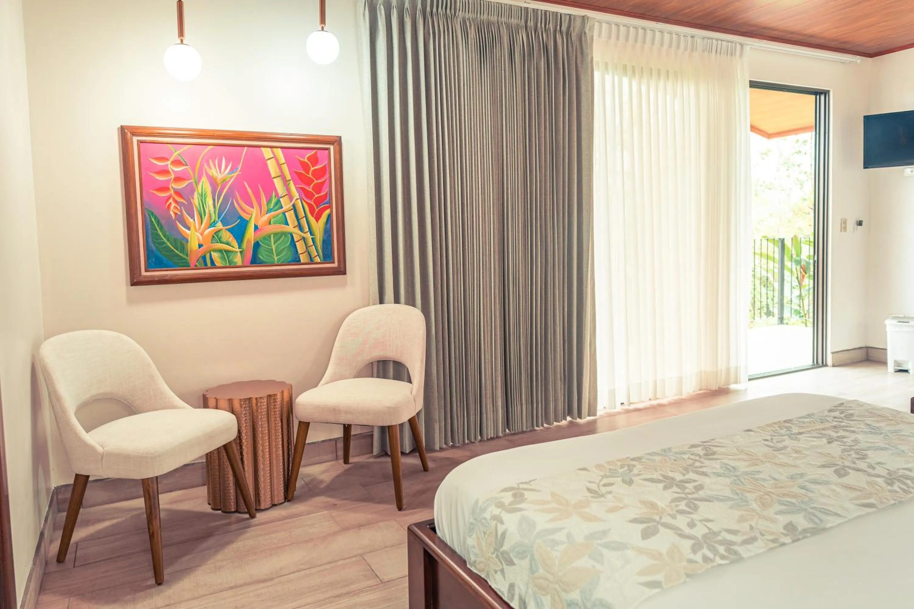 Seating area, Bed in Miradas Arenal Hotel & Hotsprings