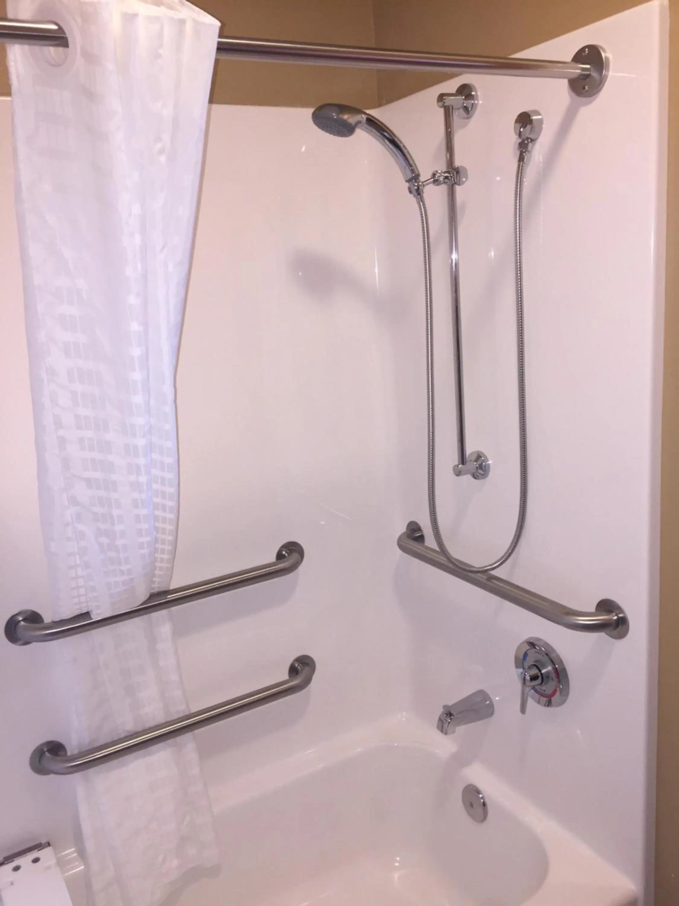 Shower in Cobblestone Inn & Suites - Newton