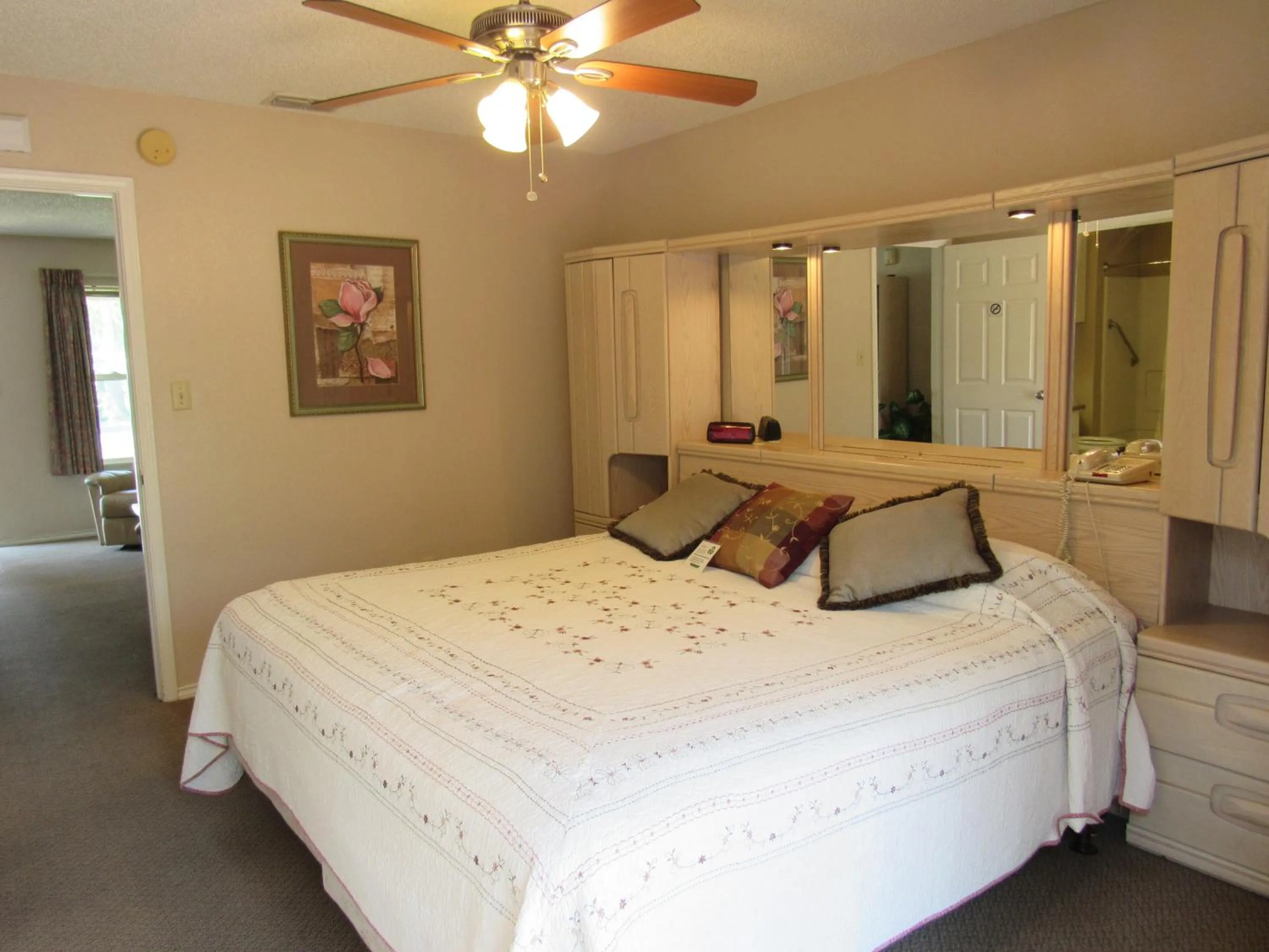 Bedroom, Bed in Victoria Palms Inn and Suites