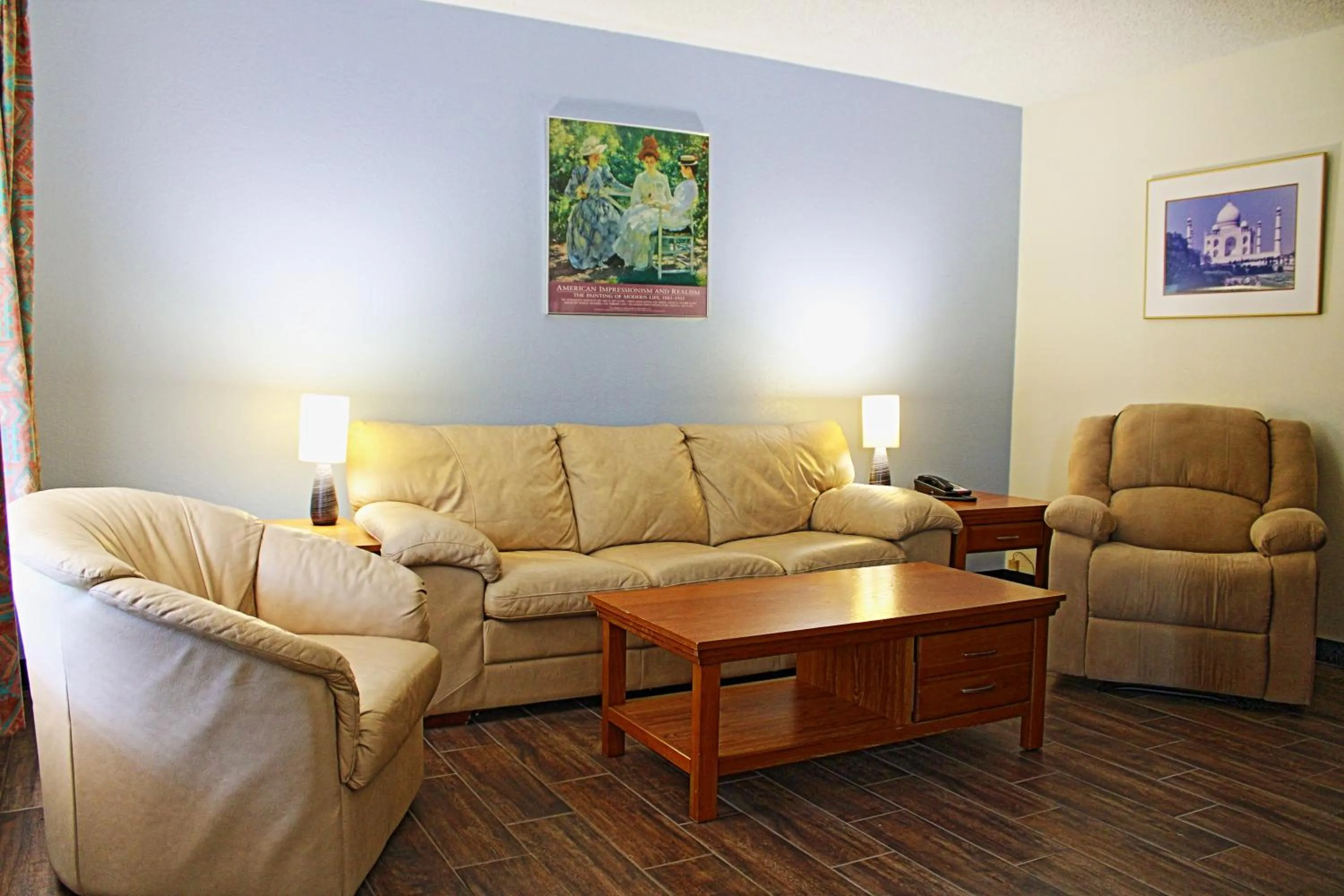 Living room in Victoria Palms Inn and Suites