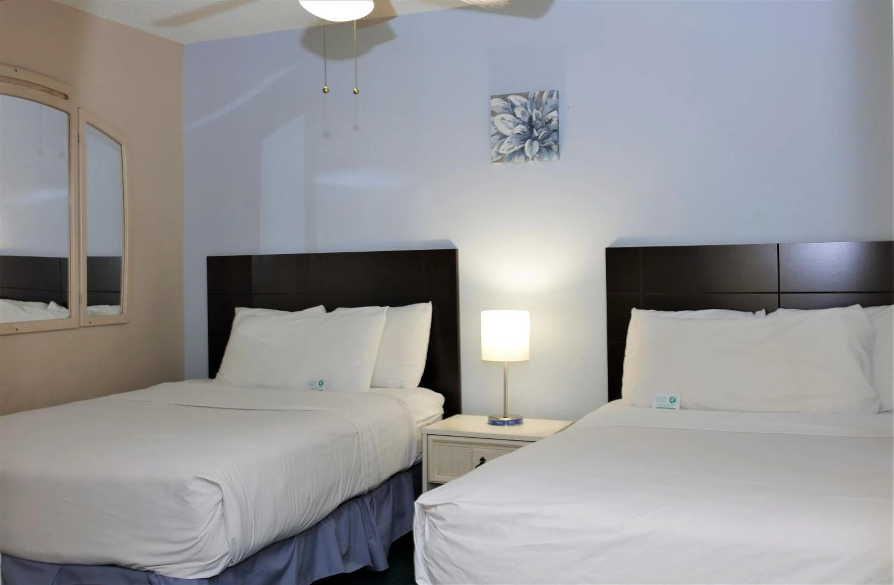 Bed in Victoria Palms Inn and Suites