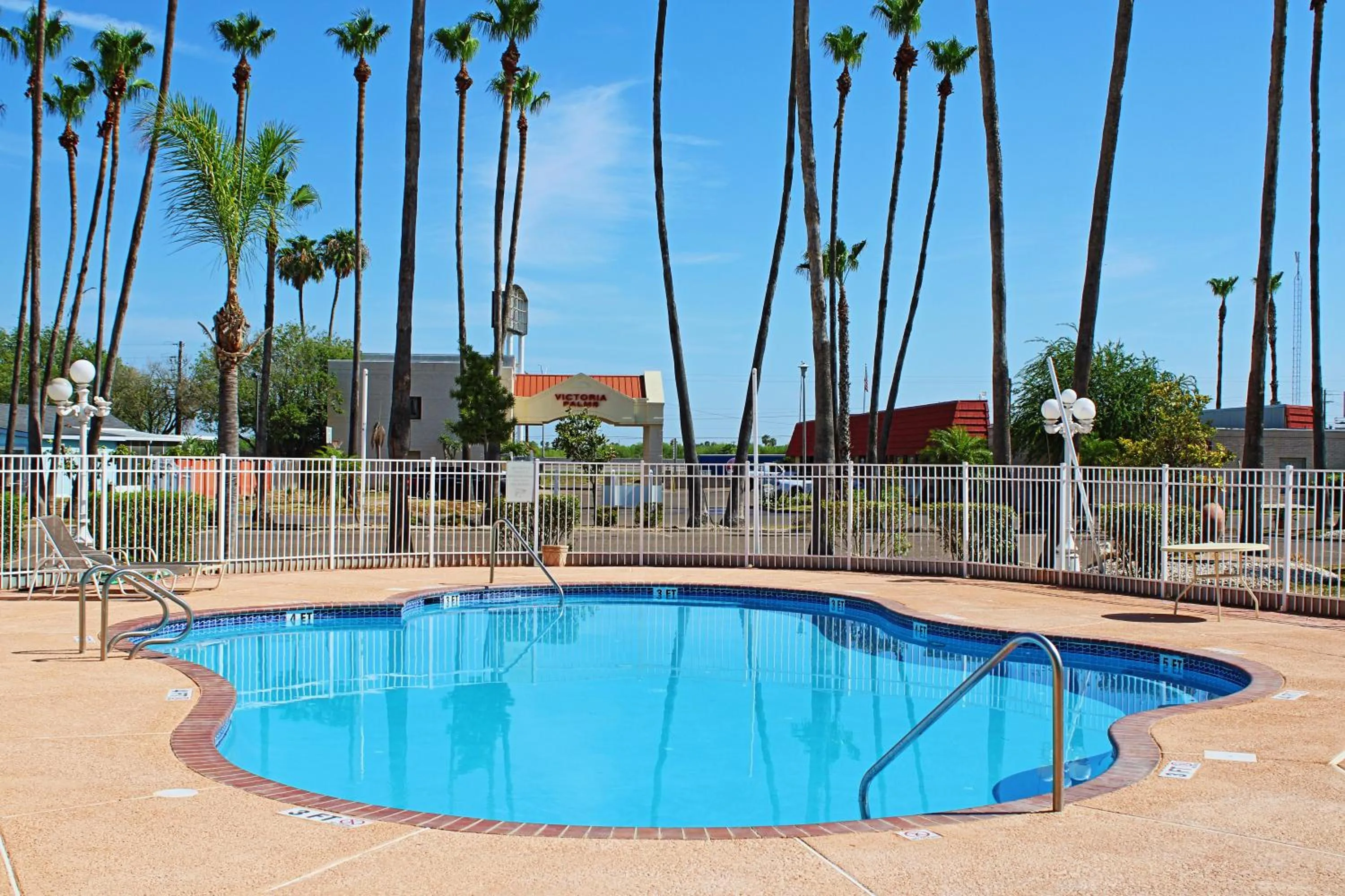 Swimming pool in Victoria Palms Inn and Suites