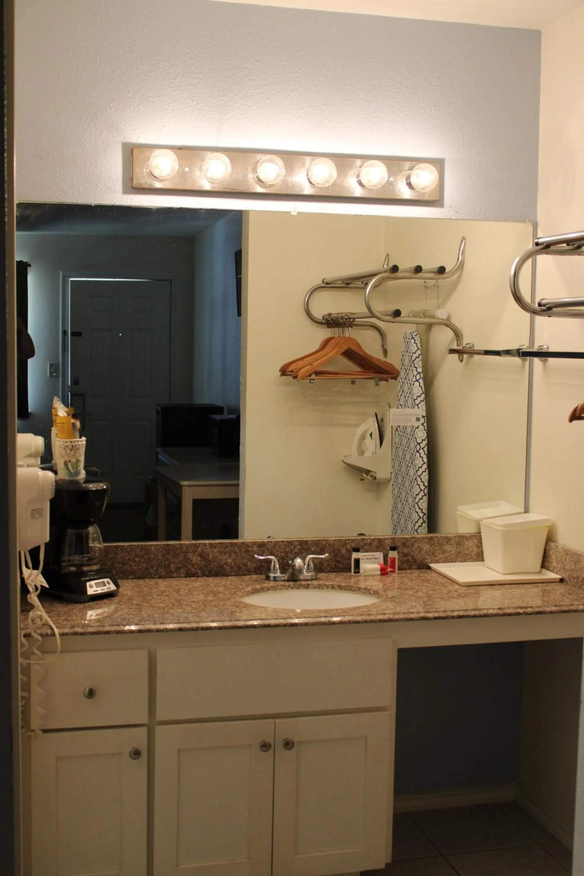 Bathroom in Victoria Palms Inn and Suites