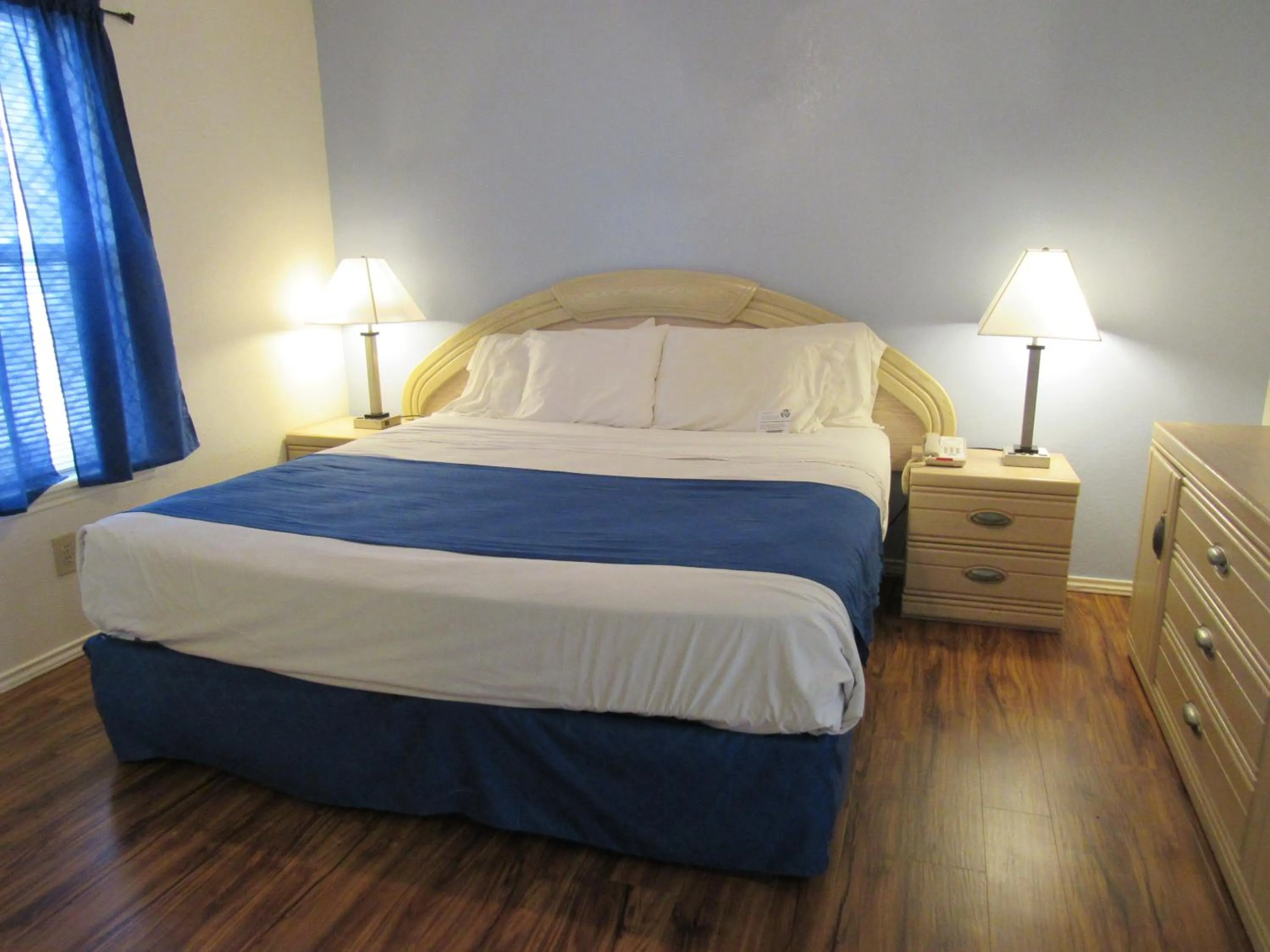 Bedroom, Bed in Victoria Palms Inn and Suites