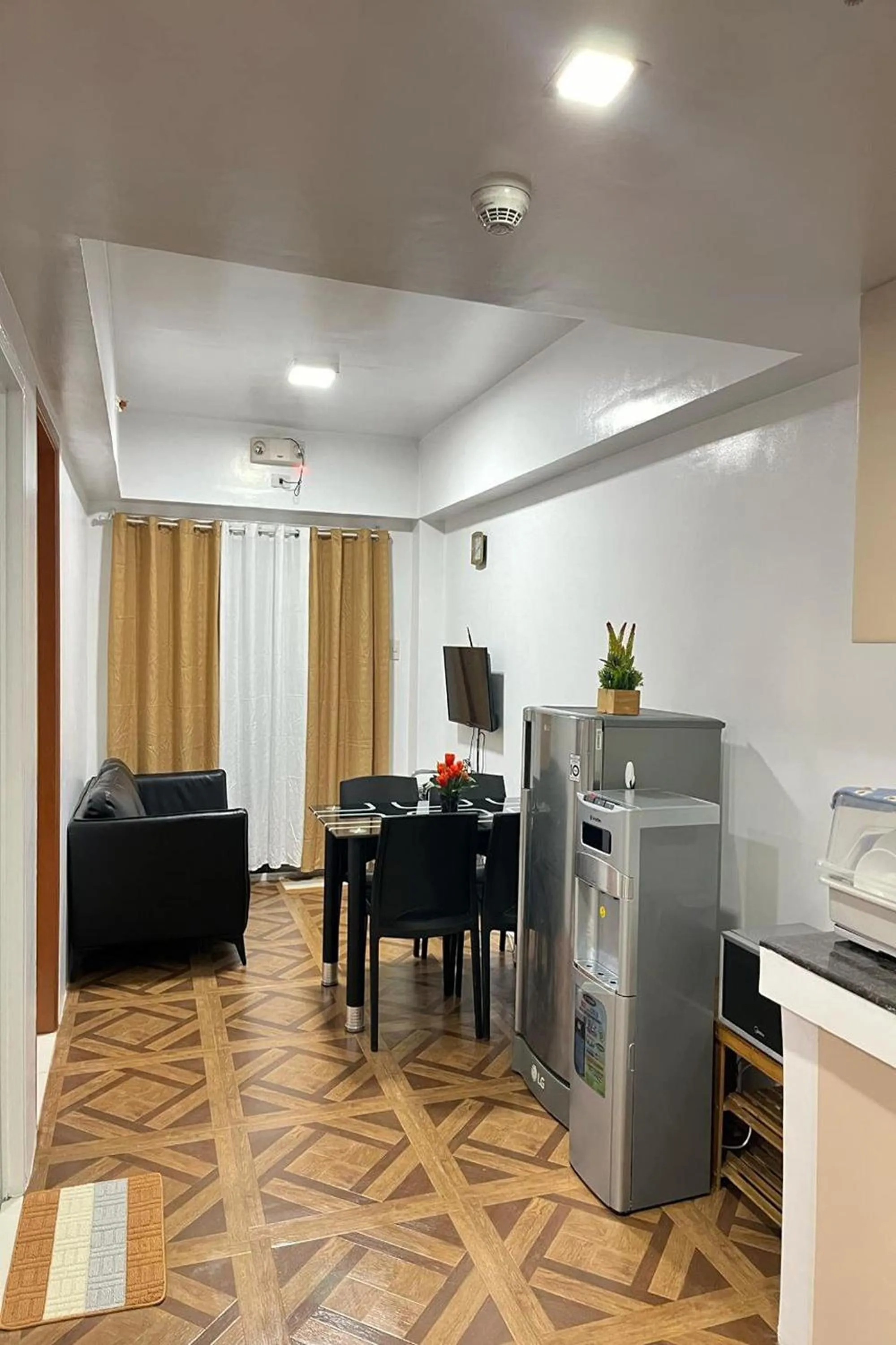 Kitchen or kitchenette in Krystal Claine Homestay-BURNHAM HILL