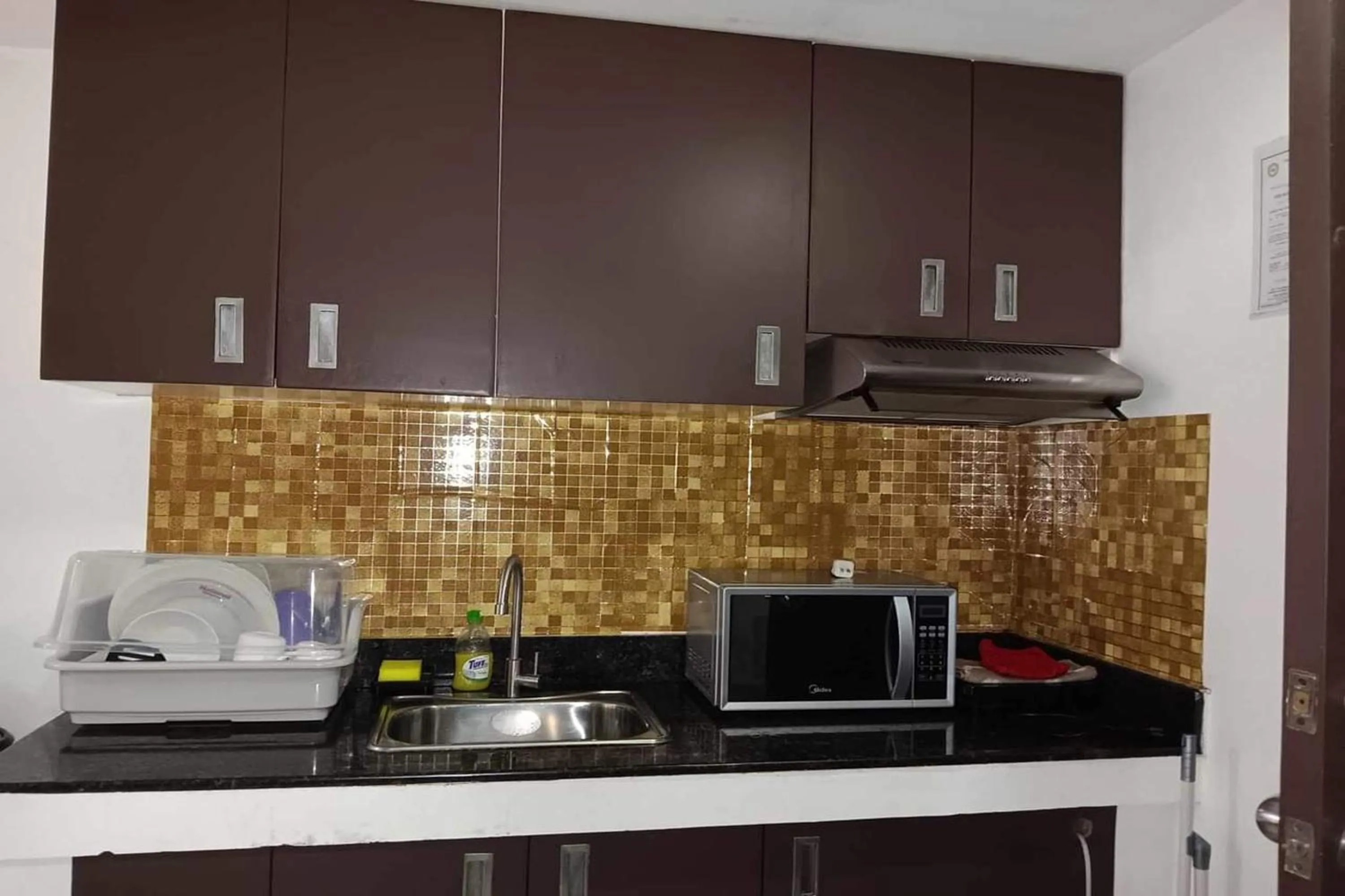 Kitchen or kitchenette in Krystal Claine Homestay-BURNHAM HILL