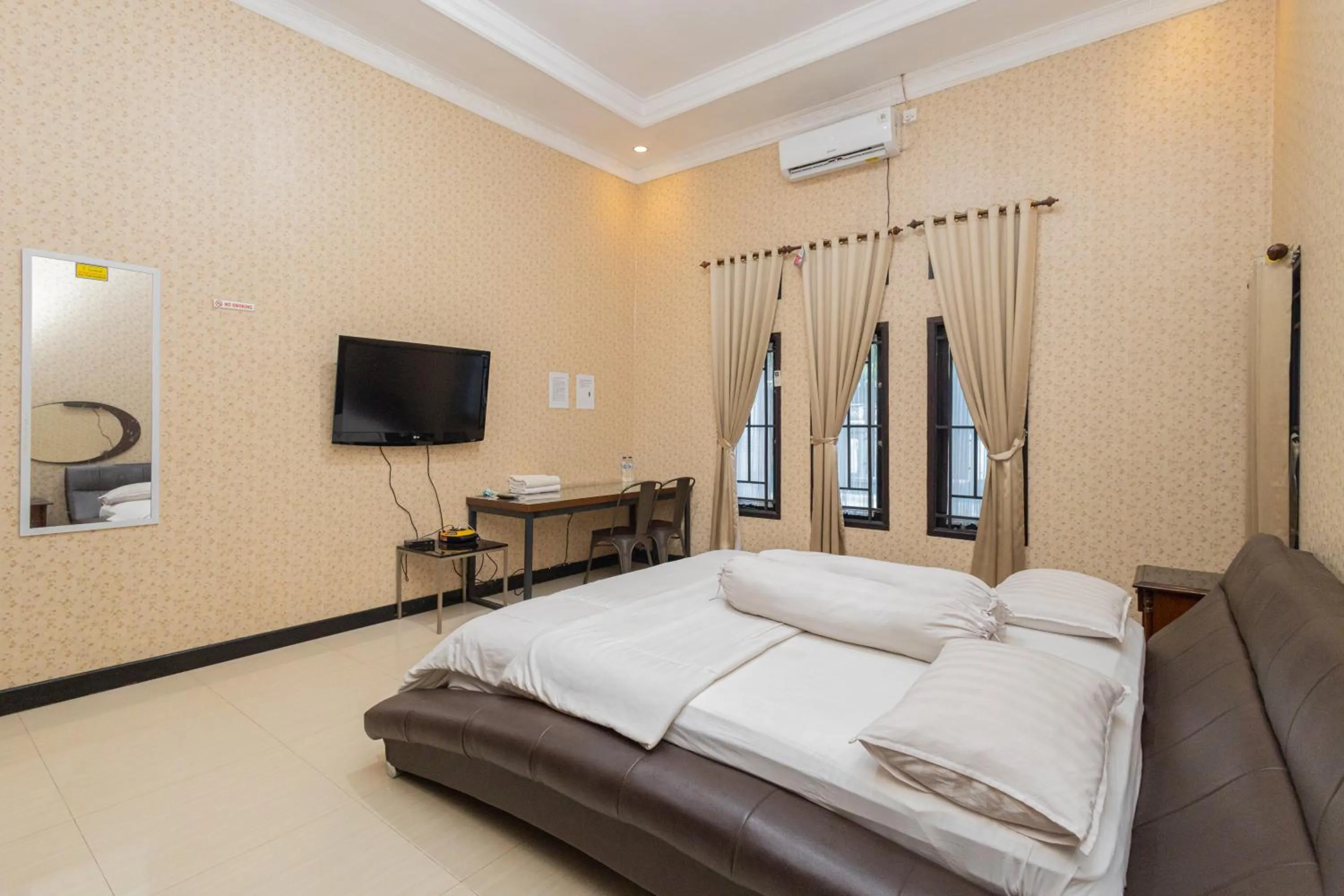 Bed in Boss Residence Serang Mitra RedDoorz