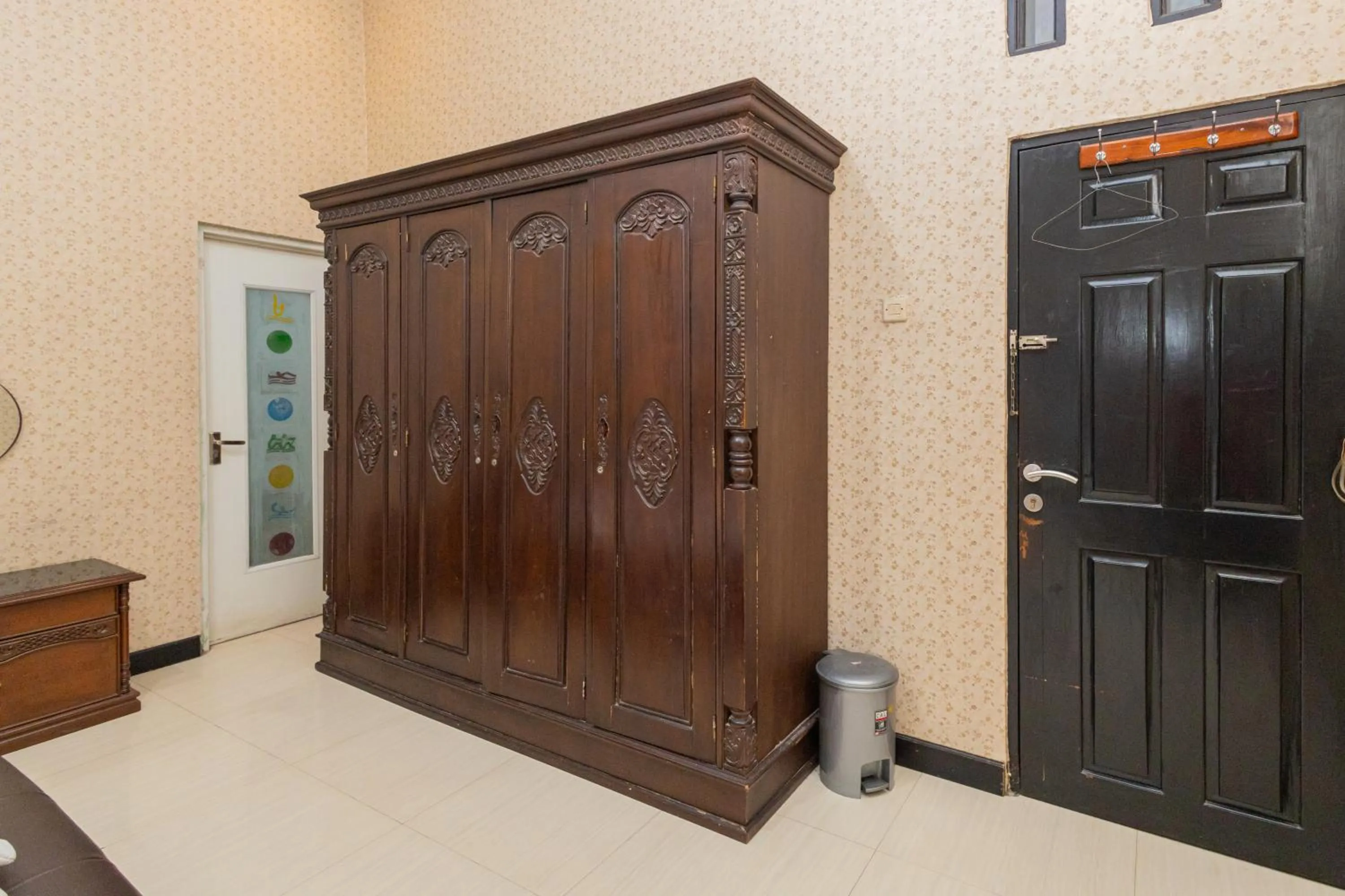 wardrobe in Boss Residence Serang Mitra RedDoorz