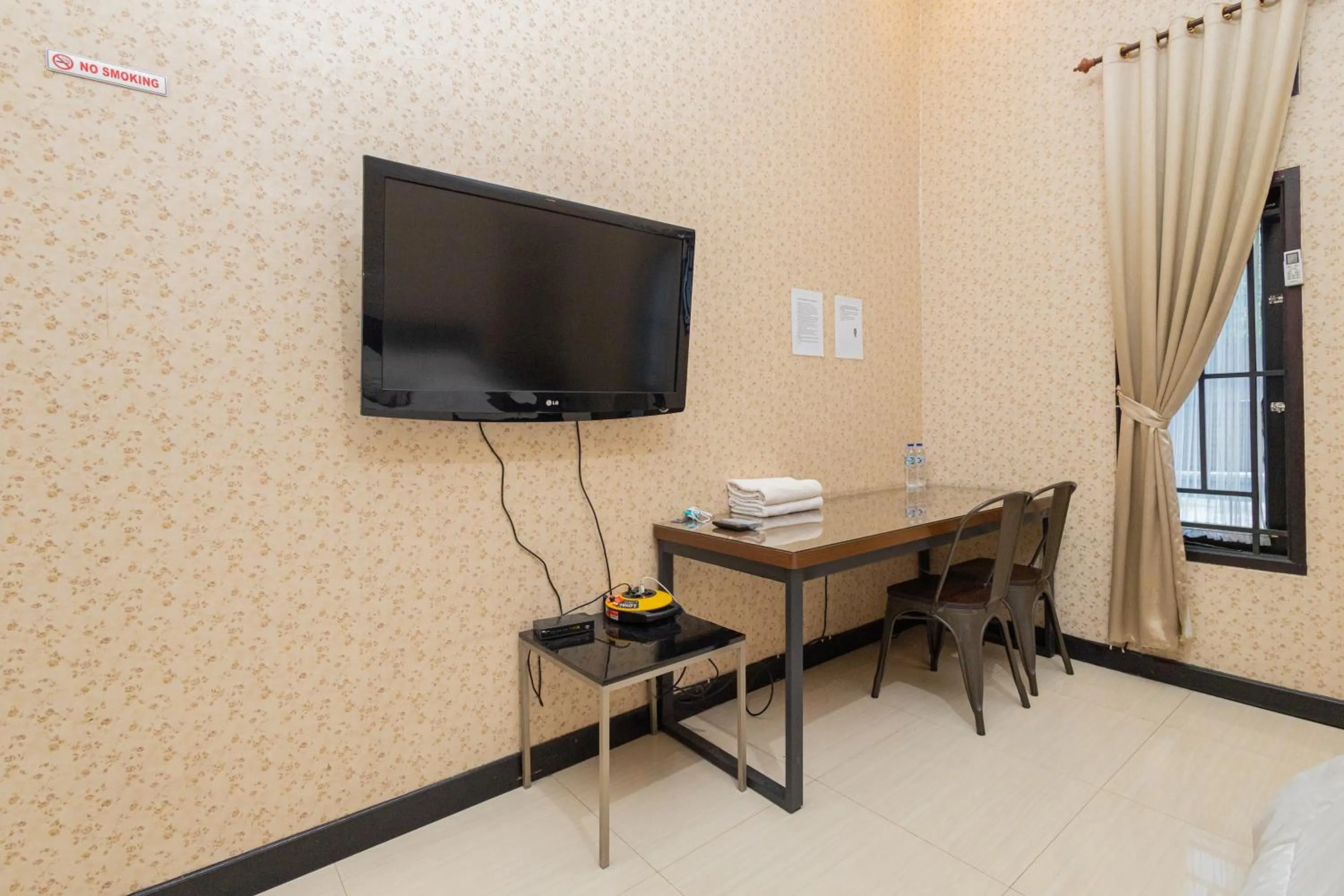 TV and multimedia in Boss Residence Serang Mitra RedDoorz