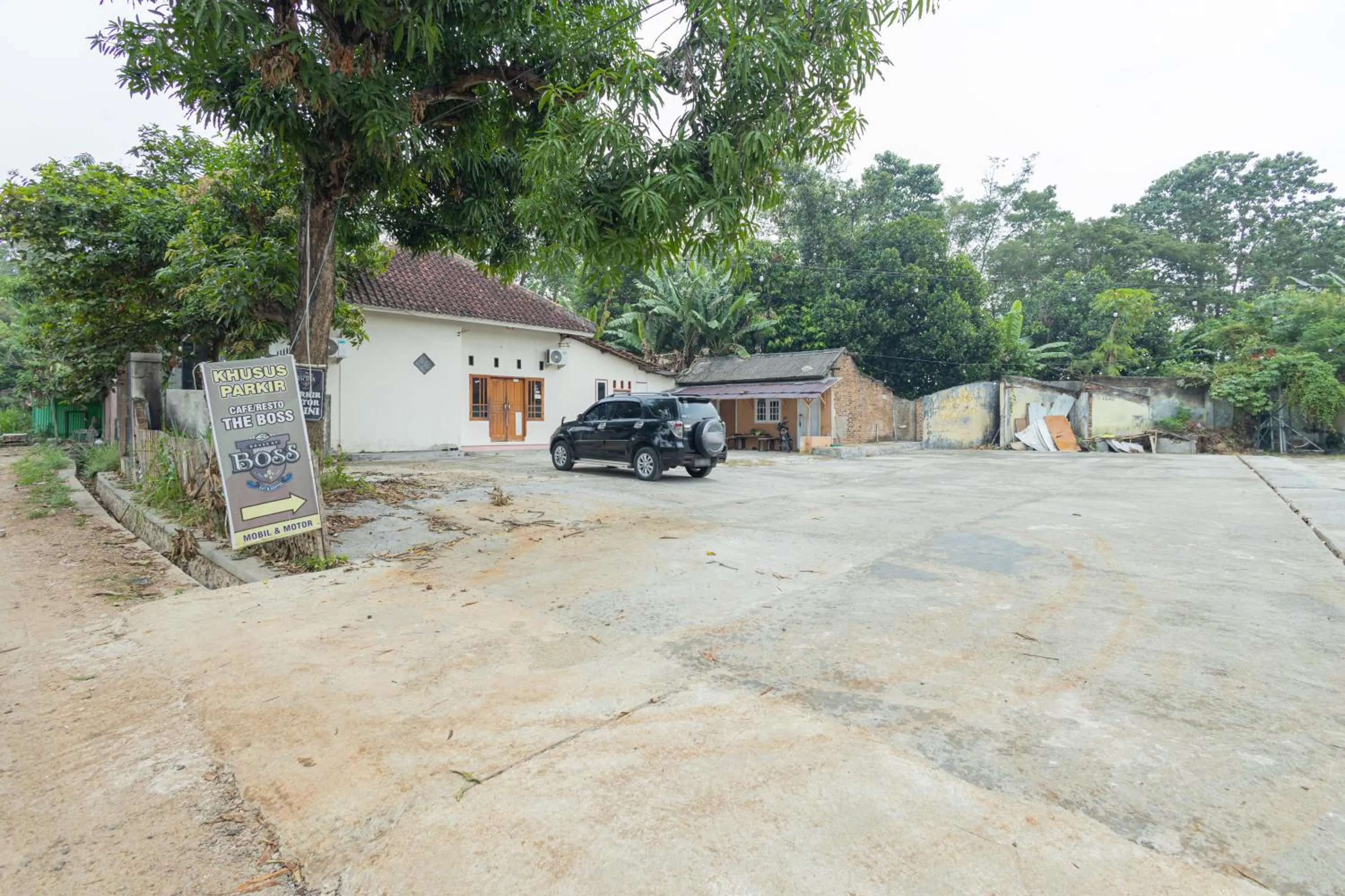 Parking in Boss Residence Serang Mitra RedDoorz