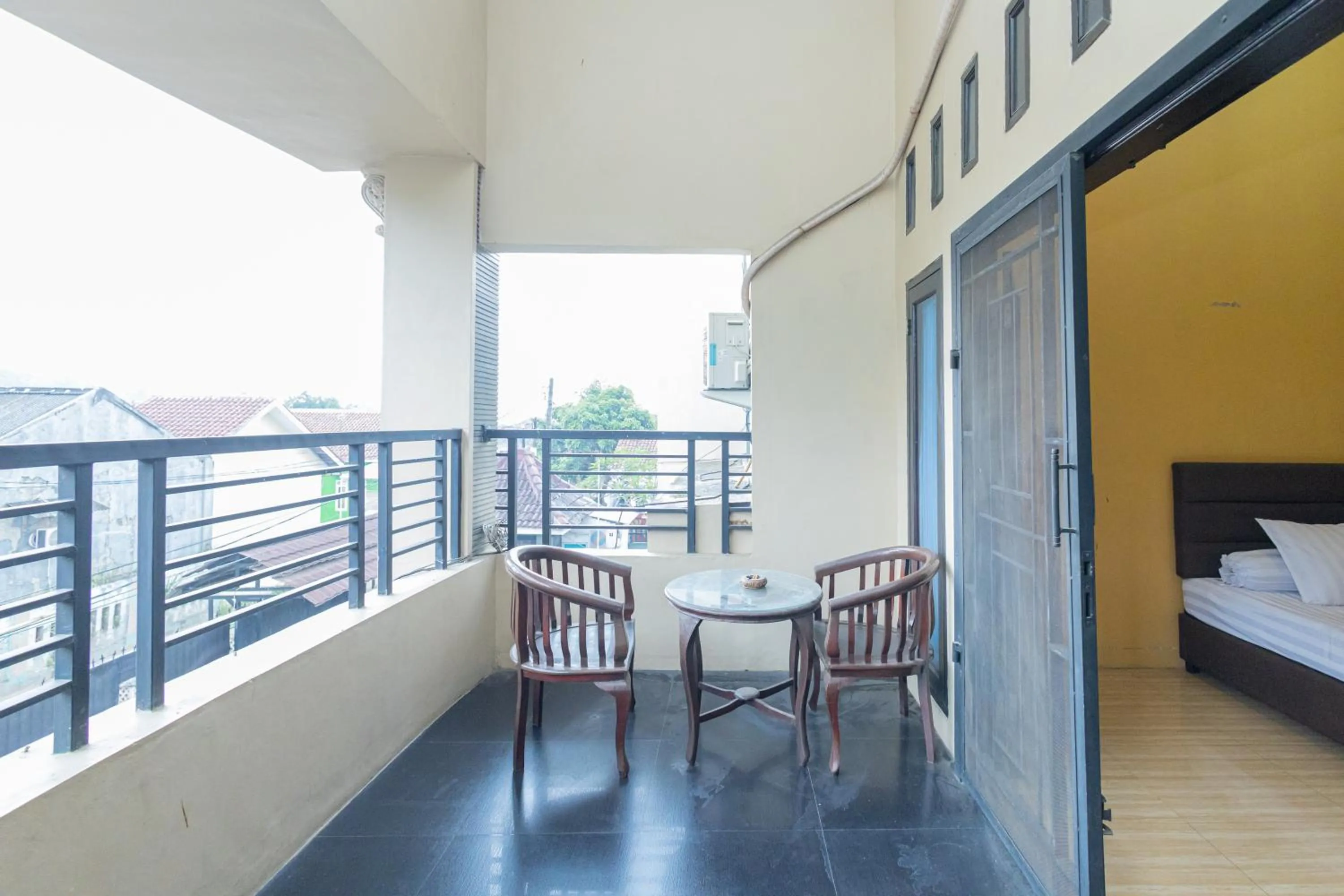 Balcony/Terrace, Bed in Boss Residence Serang Mitra RedDoorz