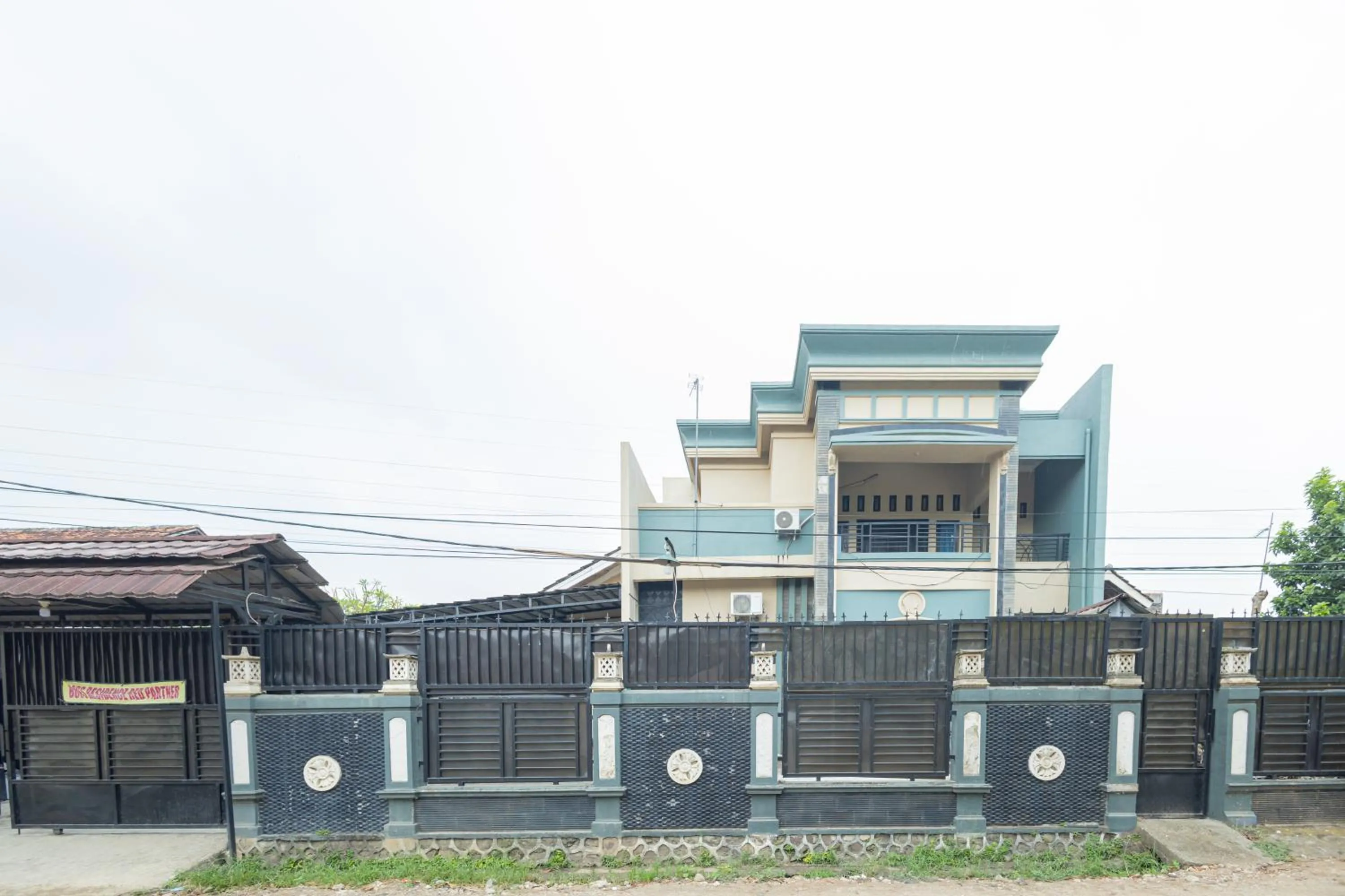 Property building in Boss Residence Serang Mitra RedDoorz