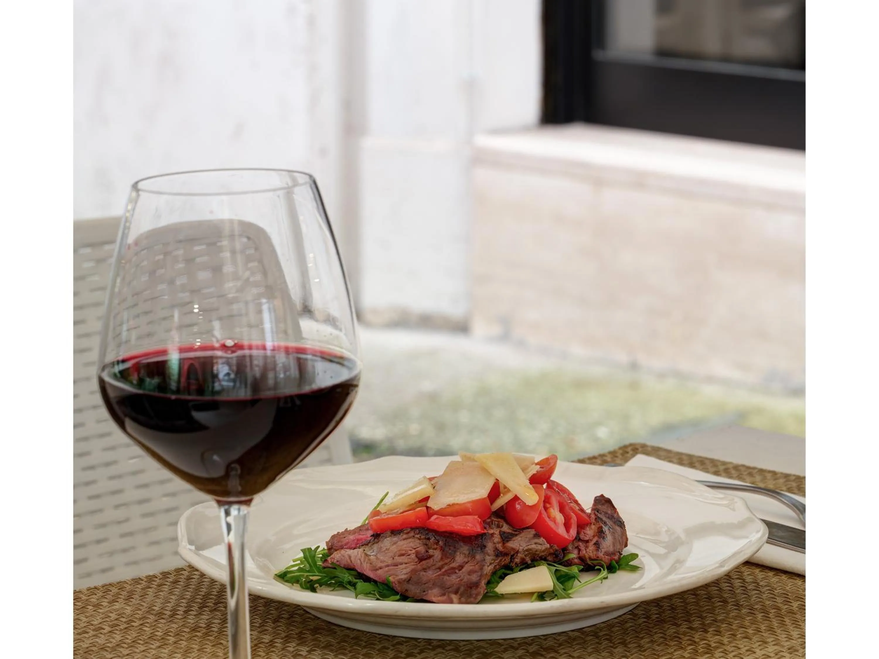 Restaurant/places to eat in Golden Tulip Rome Piram