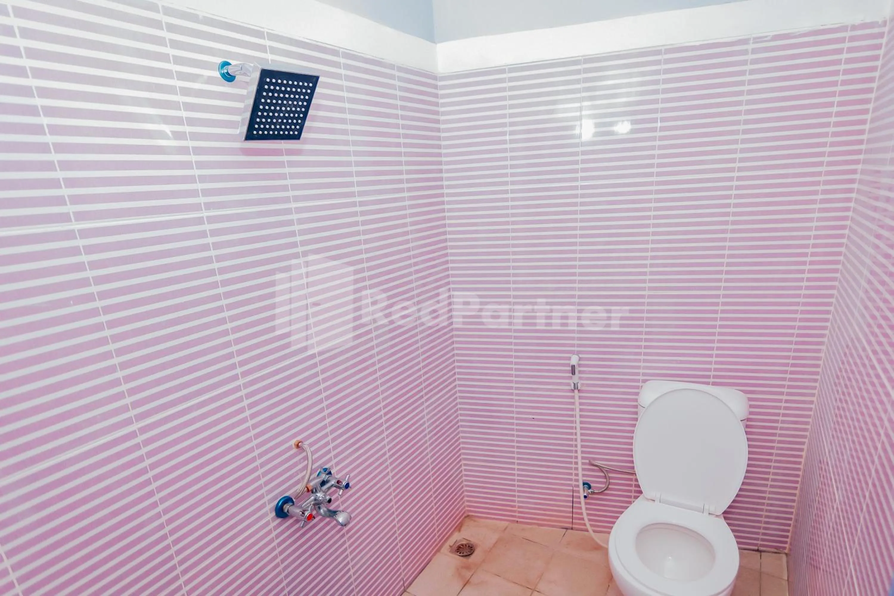 Bathroom in Ungu Kangen Hotel Bogor Mitra RedDoorz