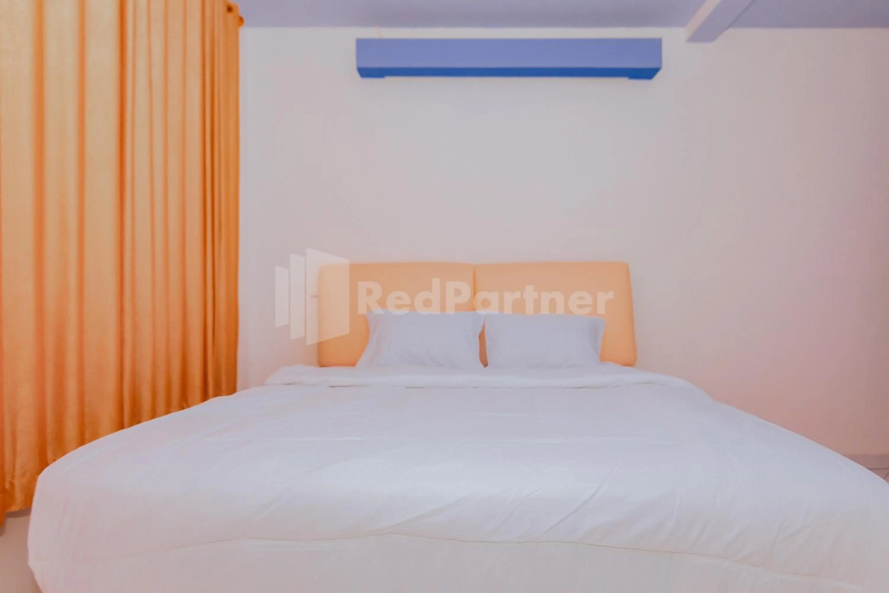 Bed in Ungu Kangen Hotel Bogor Mitra RedDoorz