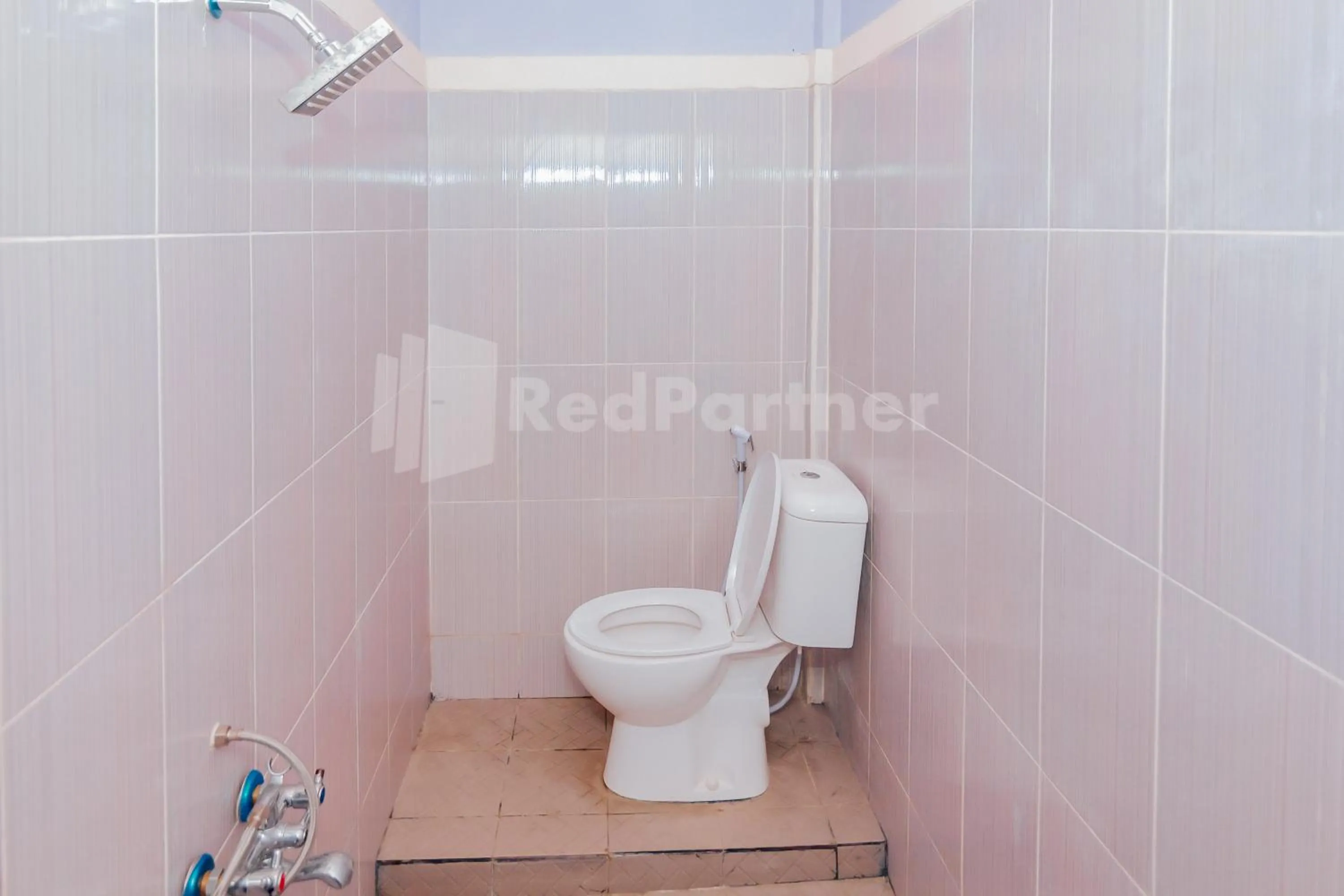 Bathroom in Ungu Kangen Hotel Bogor Mitra RedDoorz