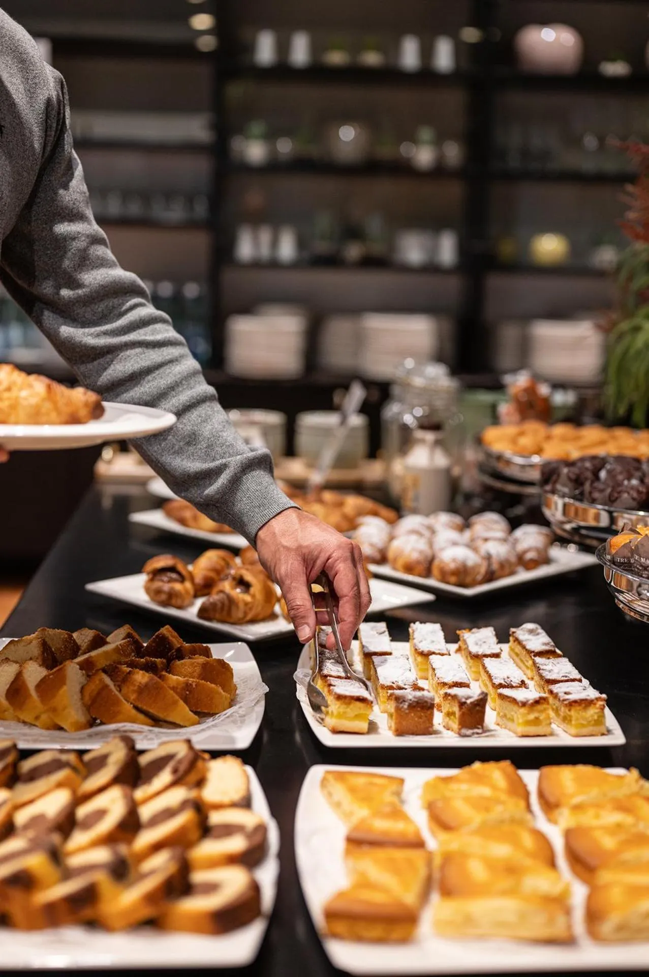 Buffet breakfast in Hotel Leopardi