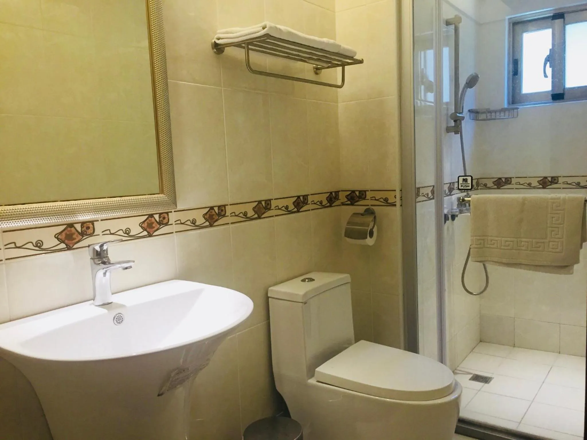 Shower in Kousin Hotel