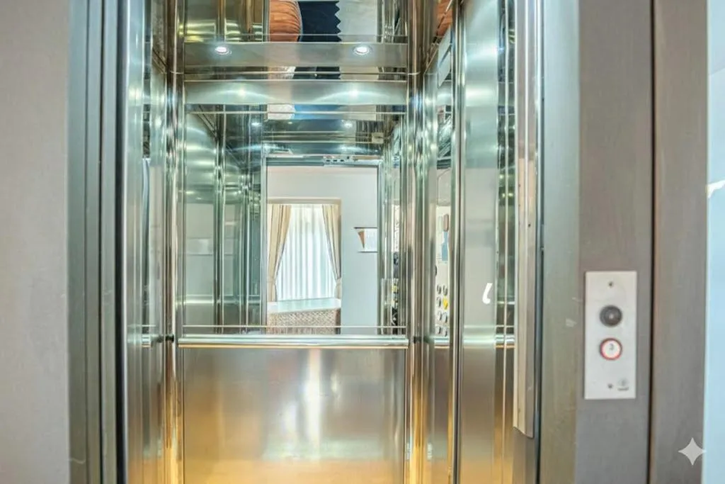 elevator in Hotel Paradiso