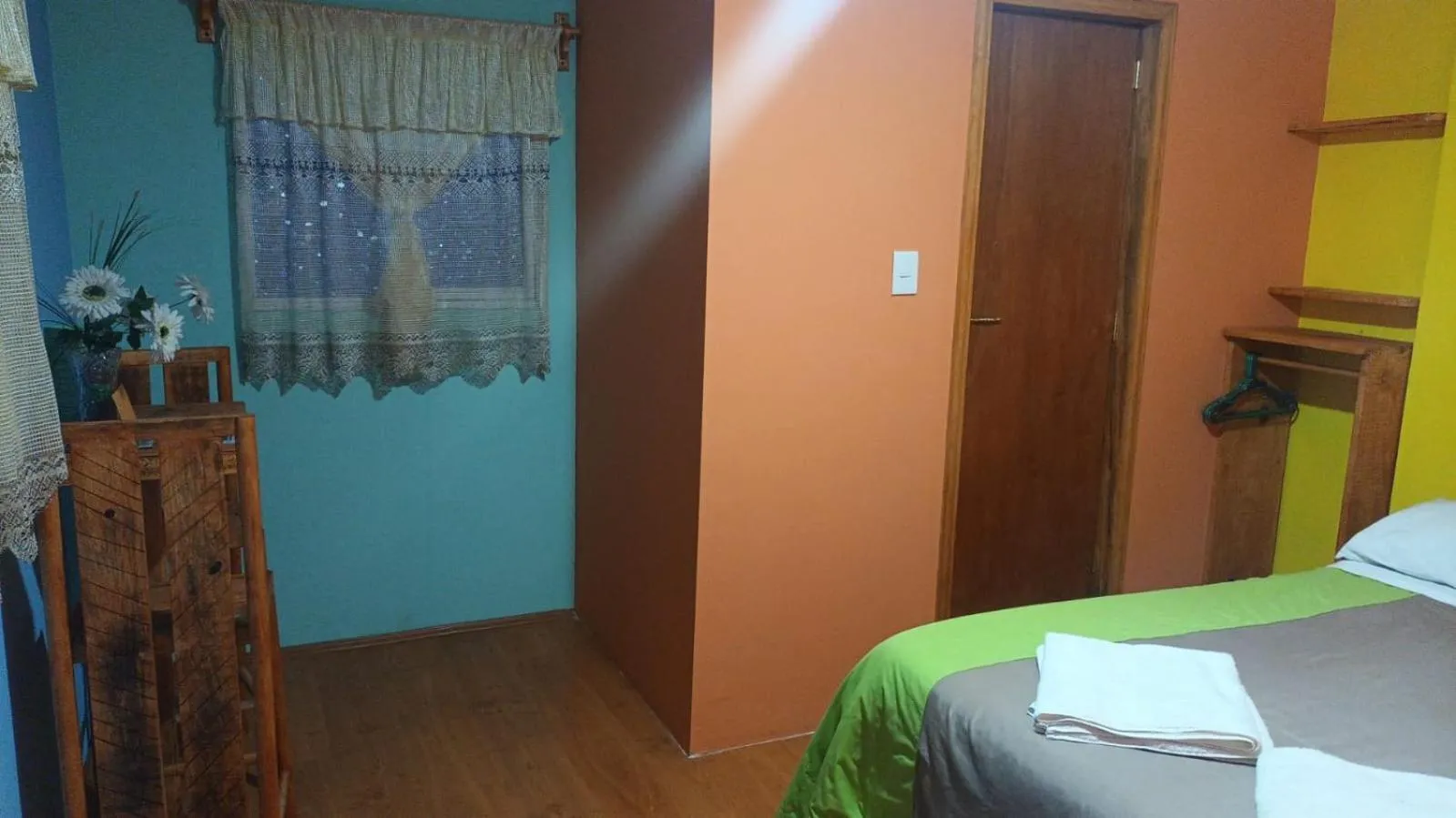 Photo of the whole room, Bed in Hotel California