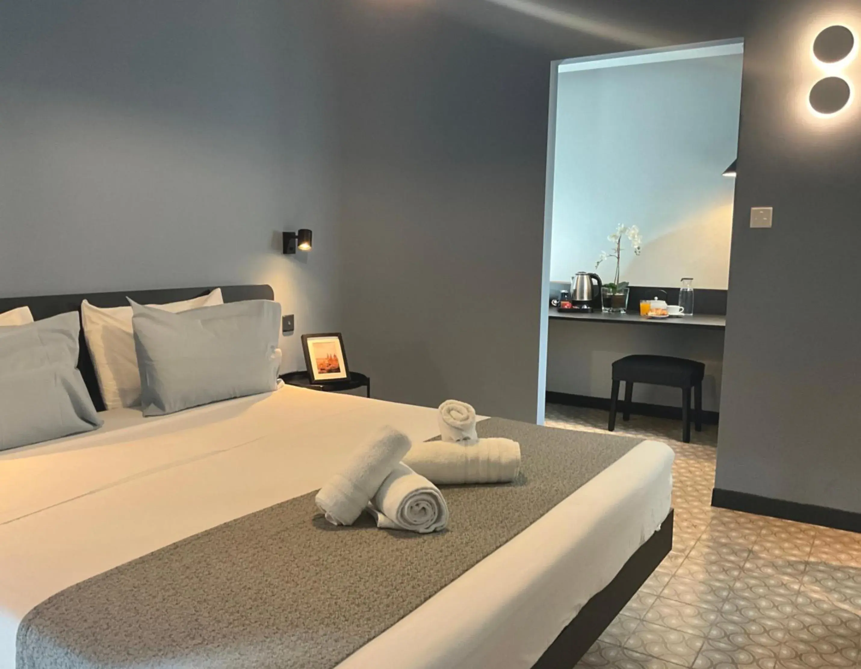 Deluxe Double or Twin Room in Victoria by Petit Chic Deluxe Double or Twin Room in Victoria by Petit Chic