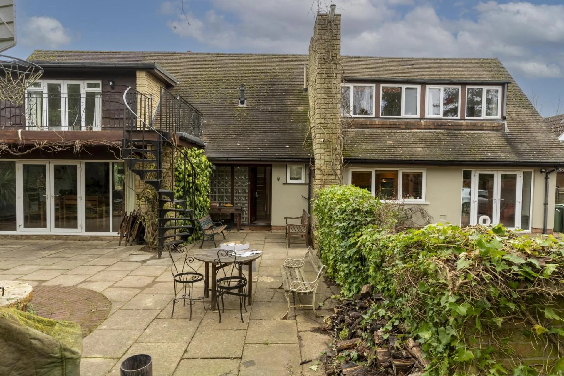 Property building in Sandford Meadow Guest House