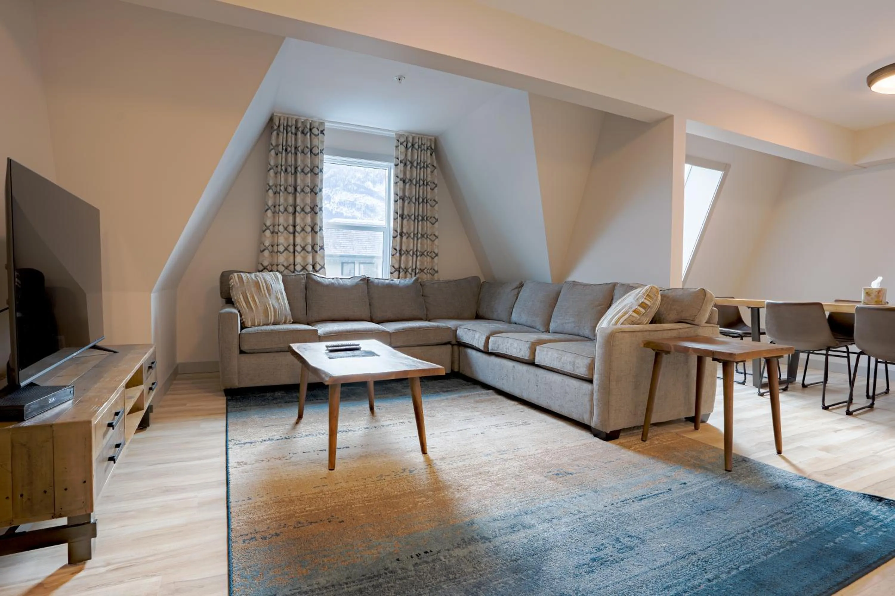 TV and multimedia in Basecamp Suites Banff