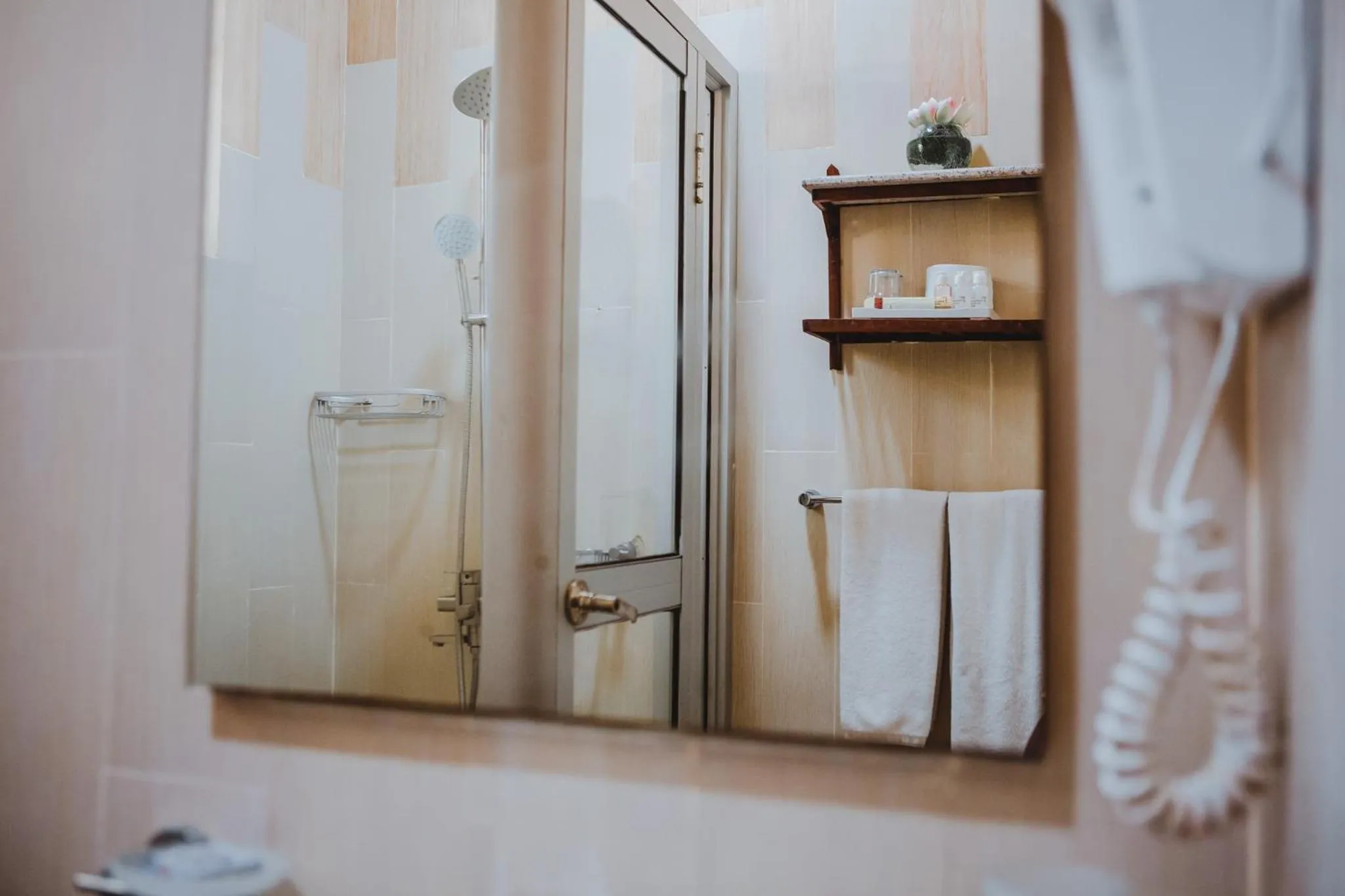 Shower in The Amariah Hotel & Apartments Mikocheni