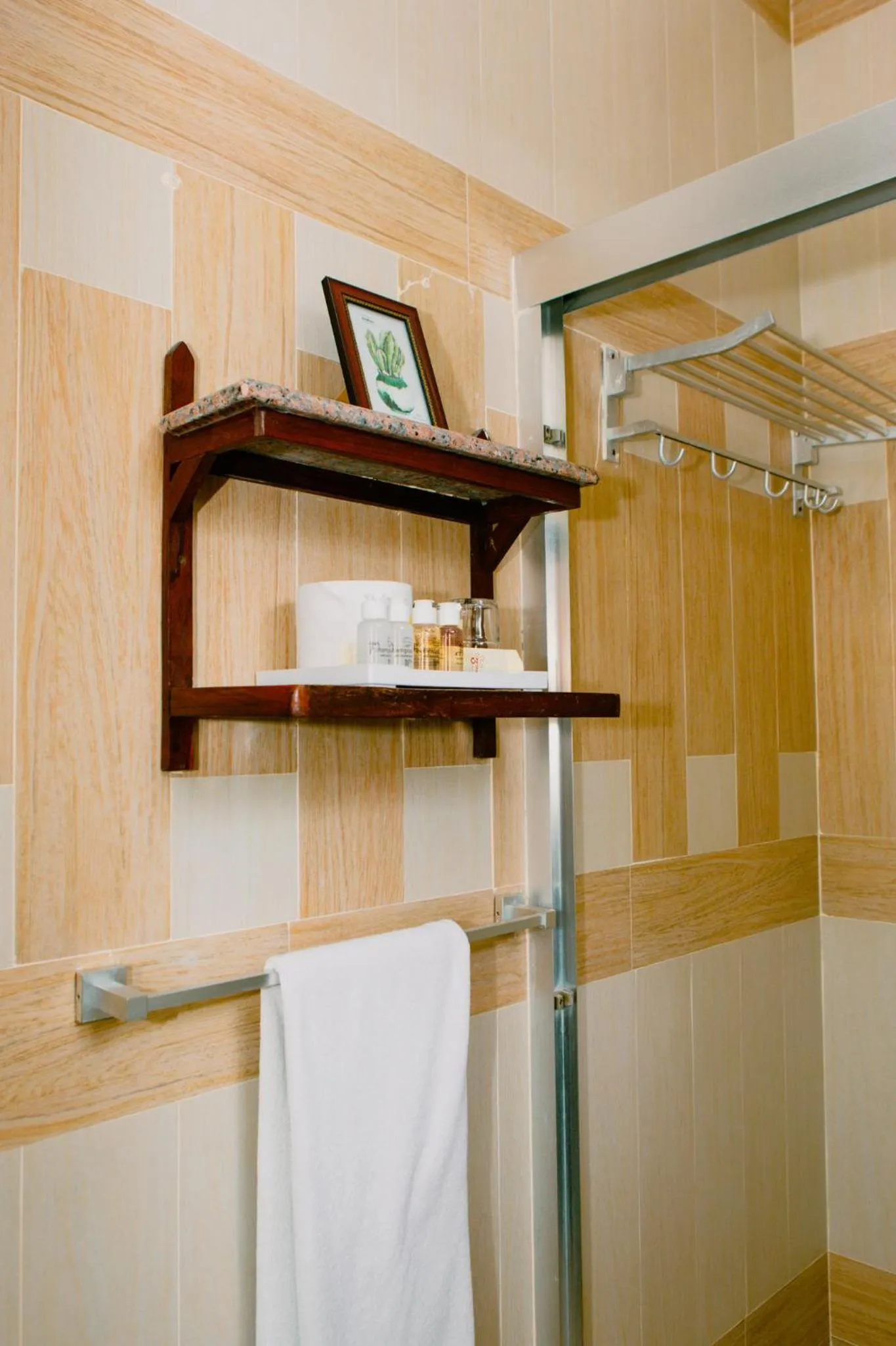 Shower in The Amariah Hotel & Apartments Mikocheni