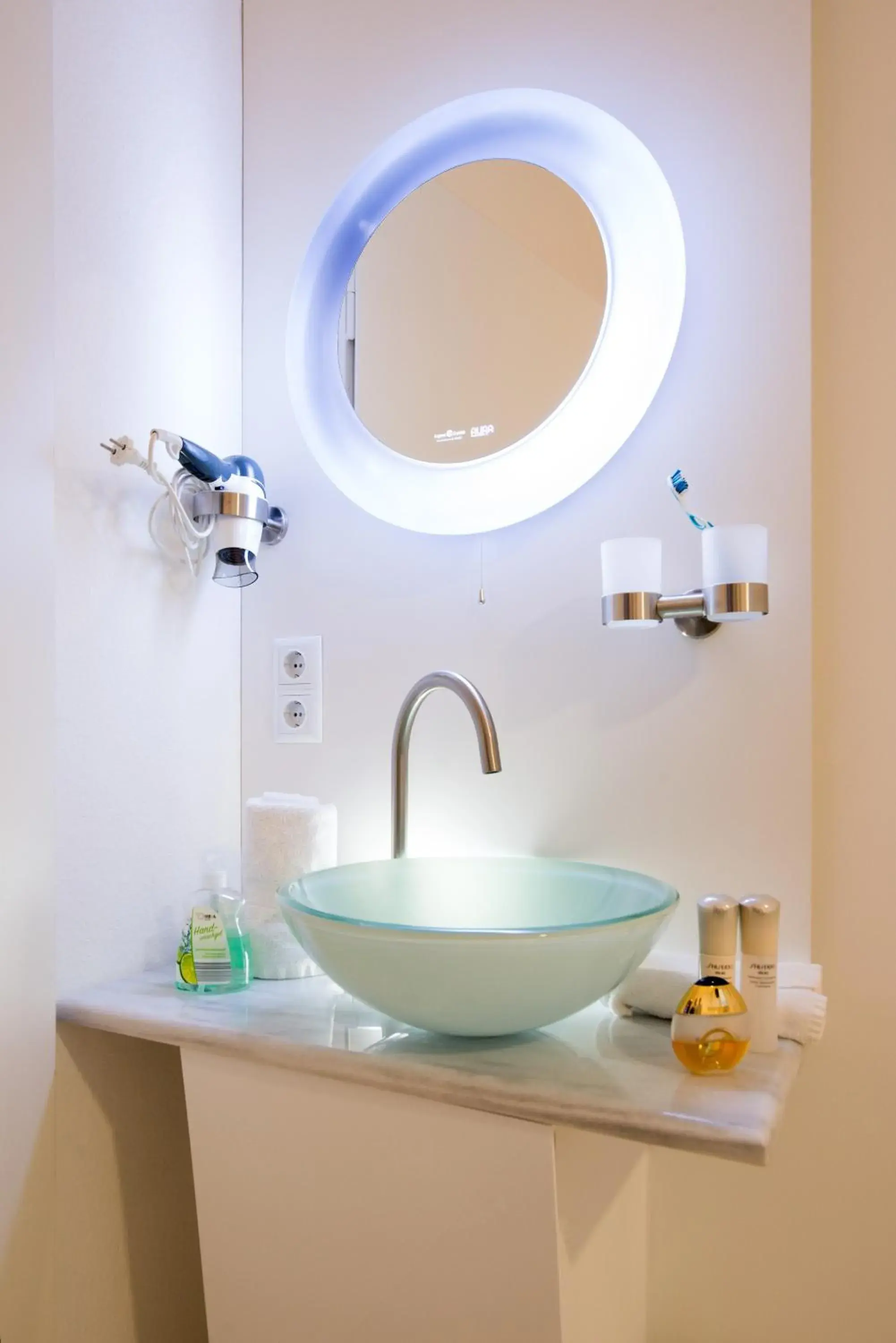 Single Room with Shared Toilet - single occupancy in Business Hostel Wiesbaden ONE Single Room with Shared Toilet - single occupancy in Business Hostel Wiesbaden ONE