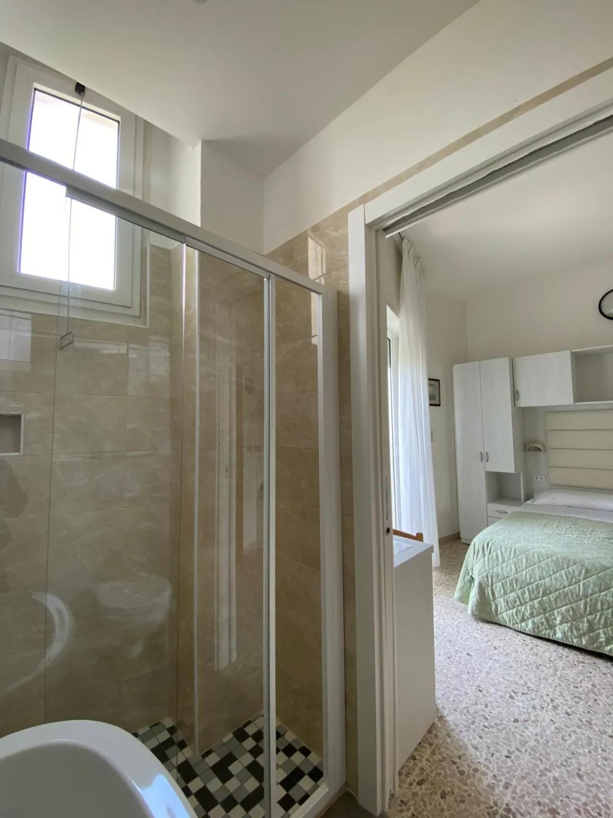 Shower, Bed in Hotel Imperiale