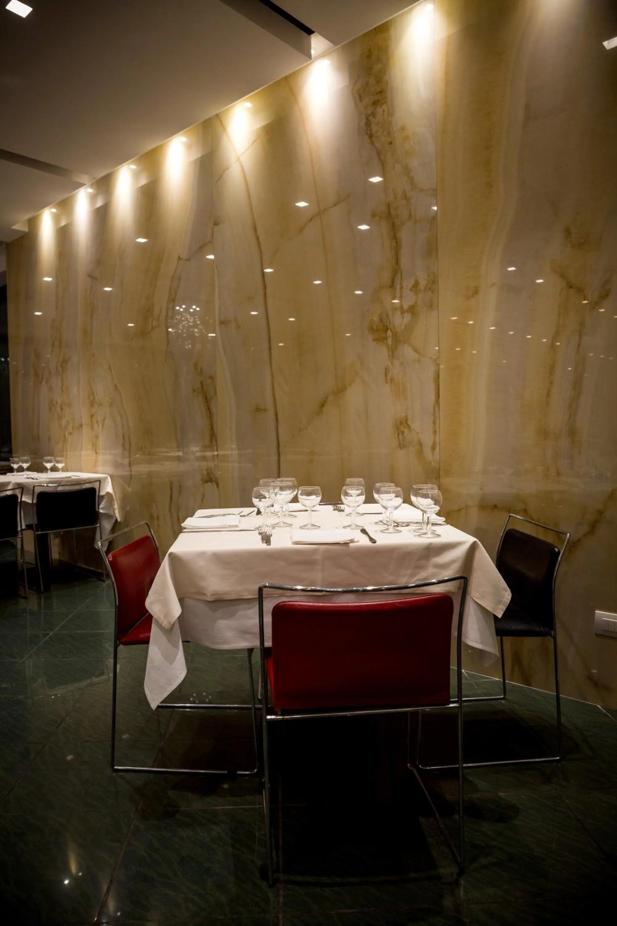 Restaurant/places to eat in Waldorf Palace Hotel