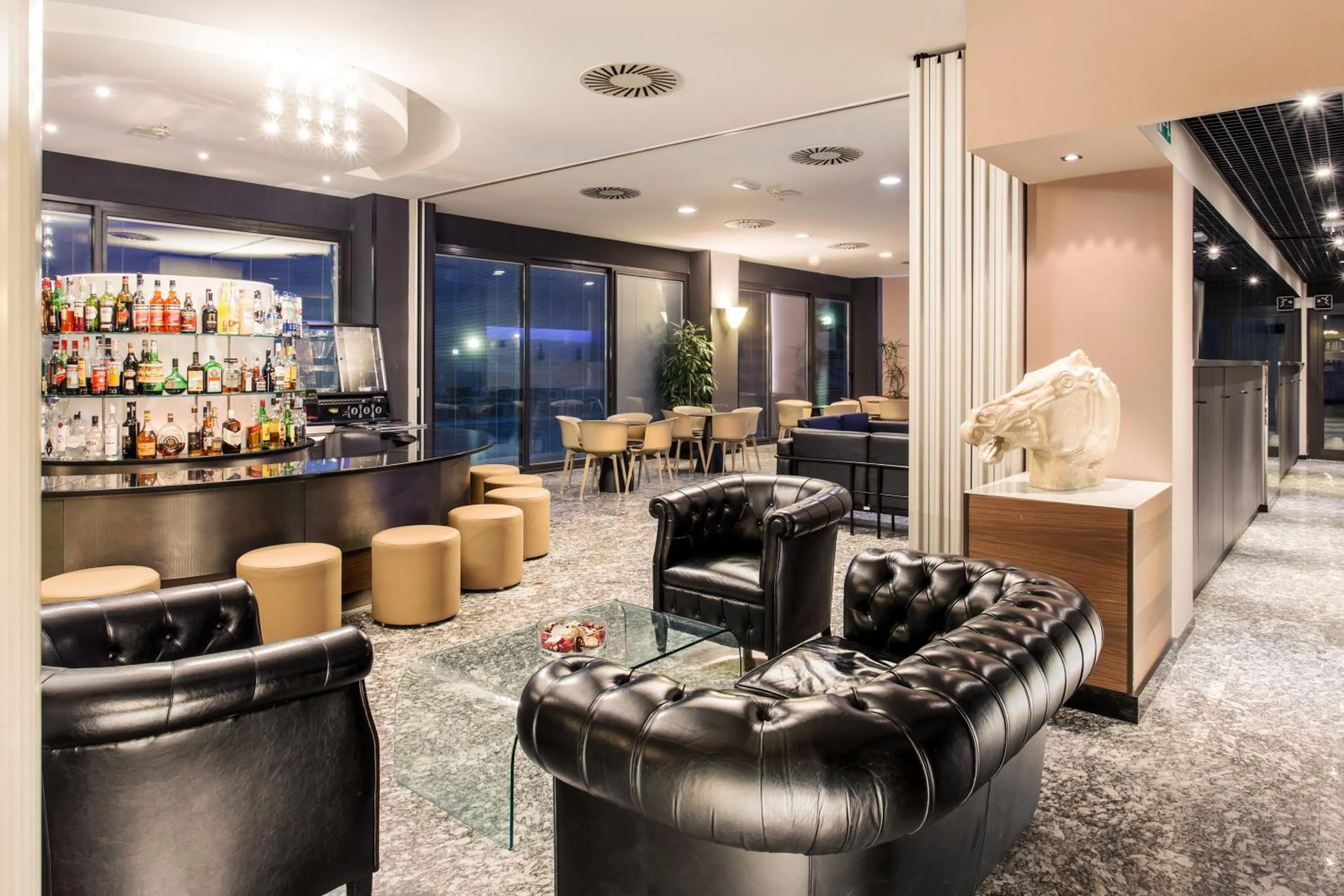 Living room in Waldorf Palace Hotel