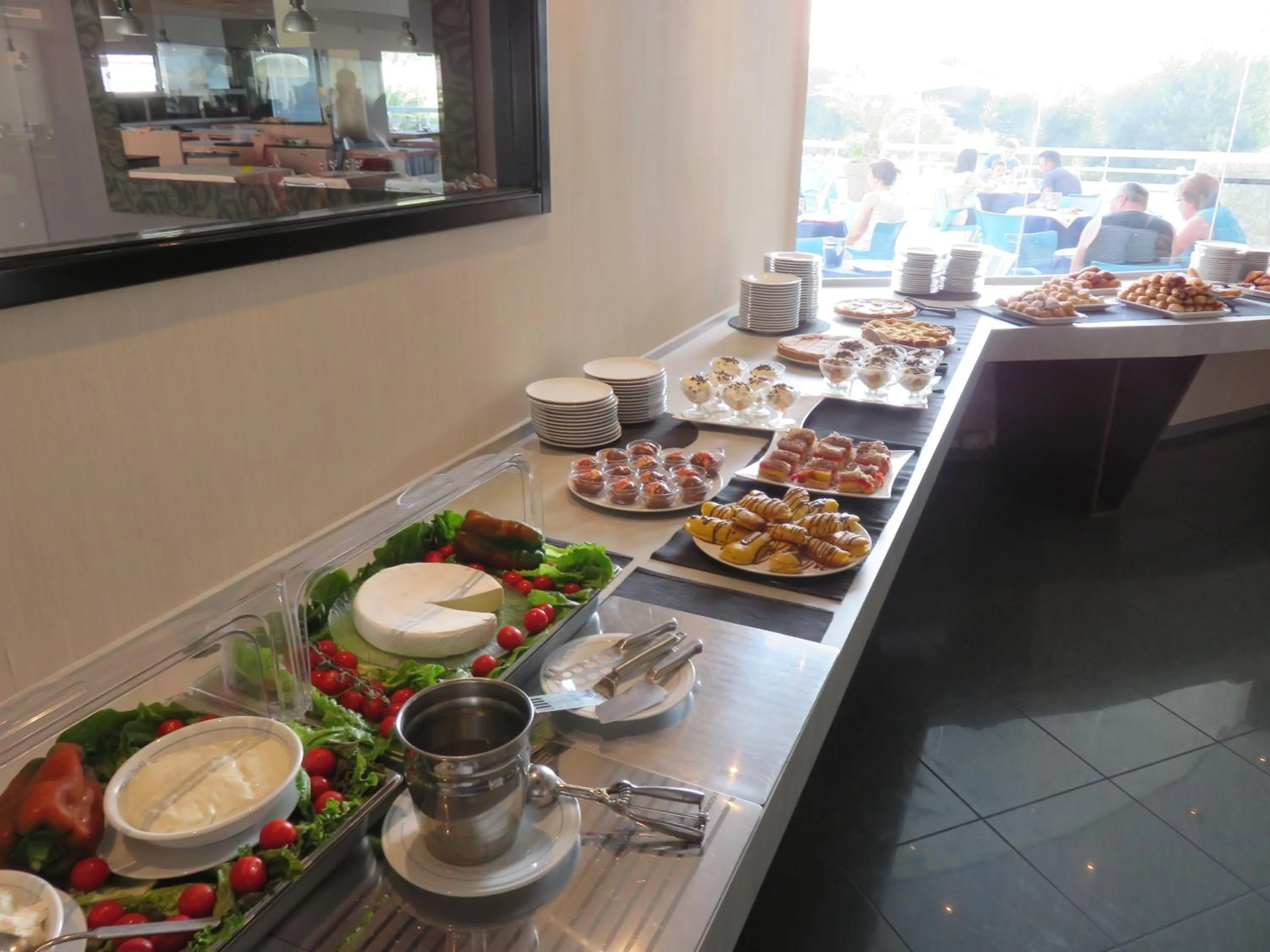 Buffet breakfast in Waldorf Palace Hotel