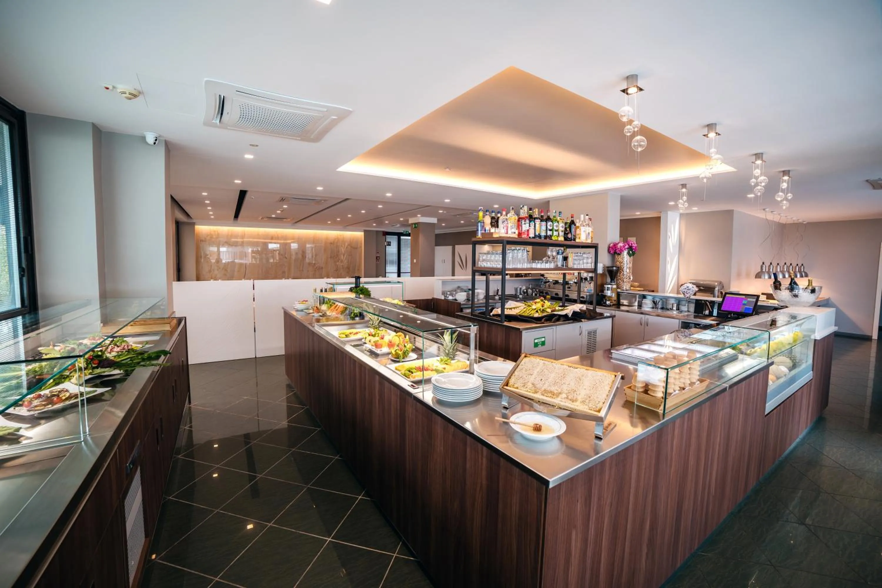 Restaurant/places to eat in Waldorf Palace Hotel