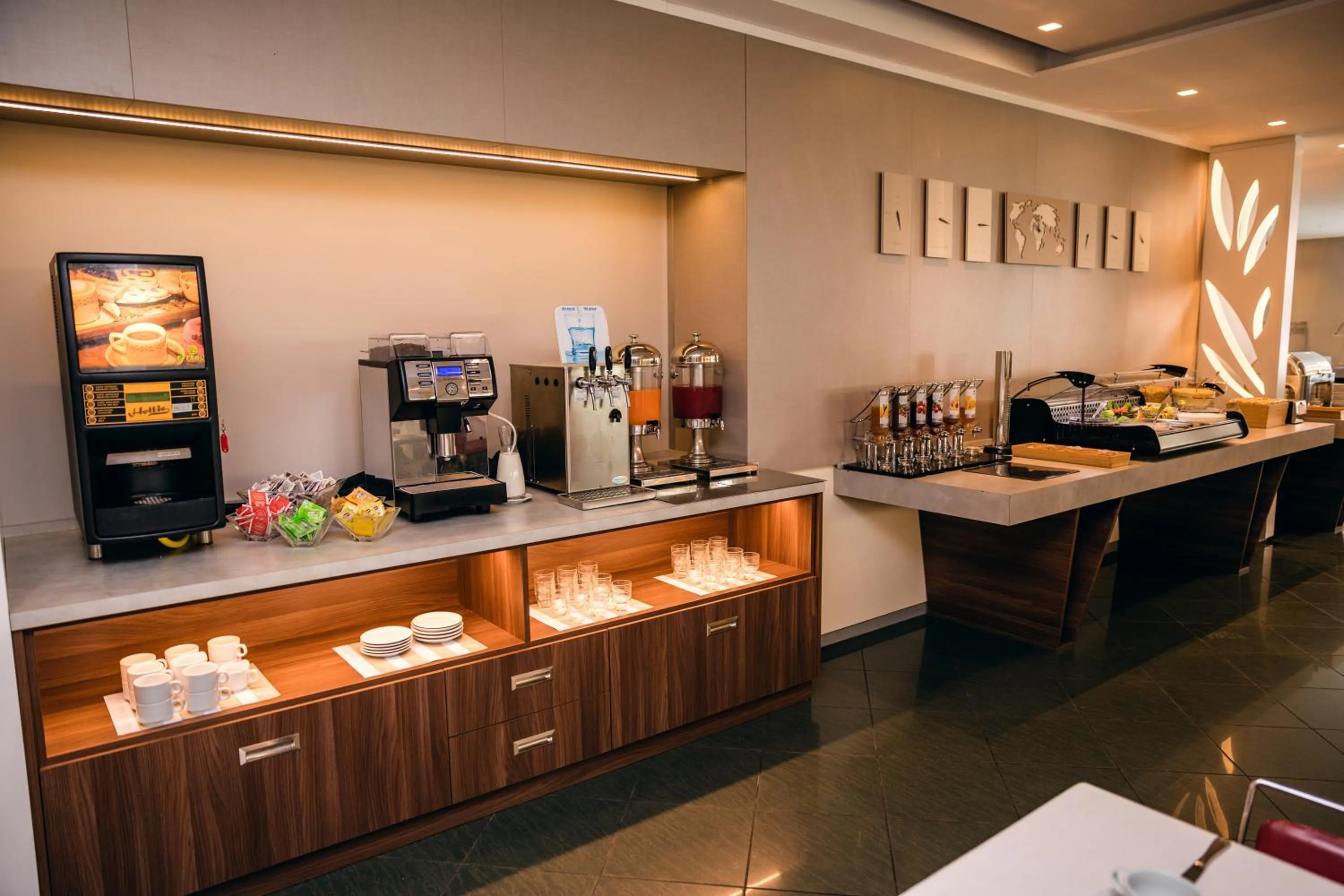 Restaurant/places to eat in Waldorf Palace Hotel