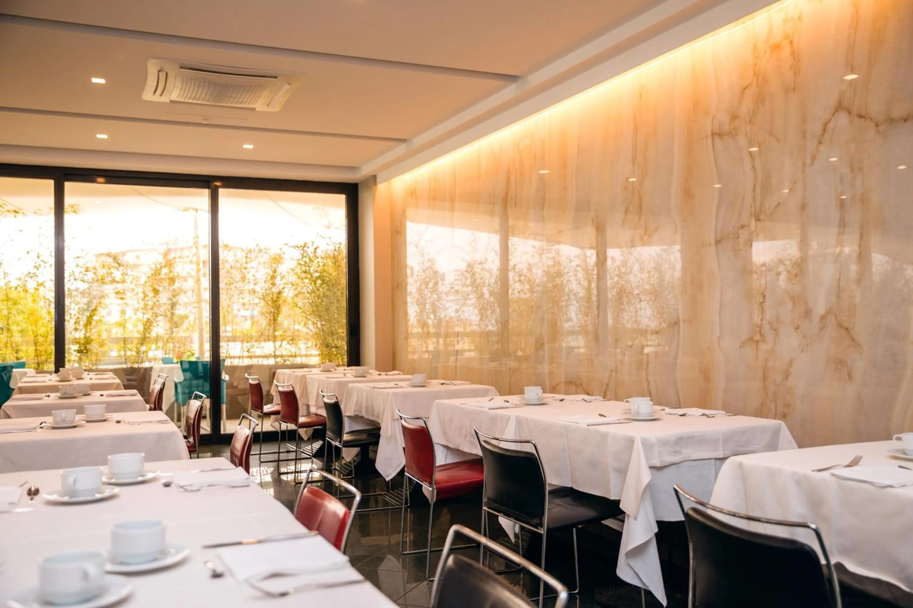 Restaurant/places to eat in Waldorf Palace Hotel