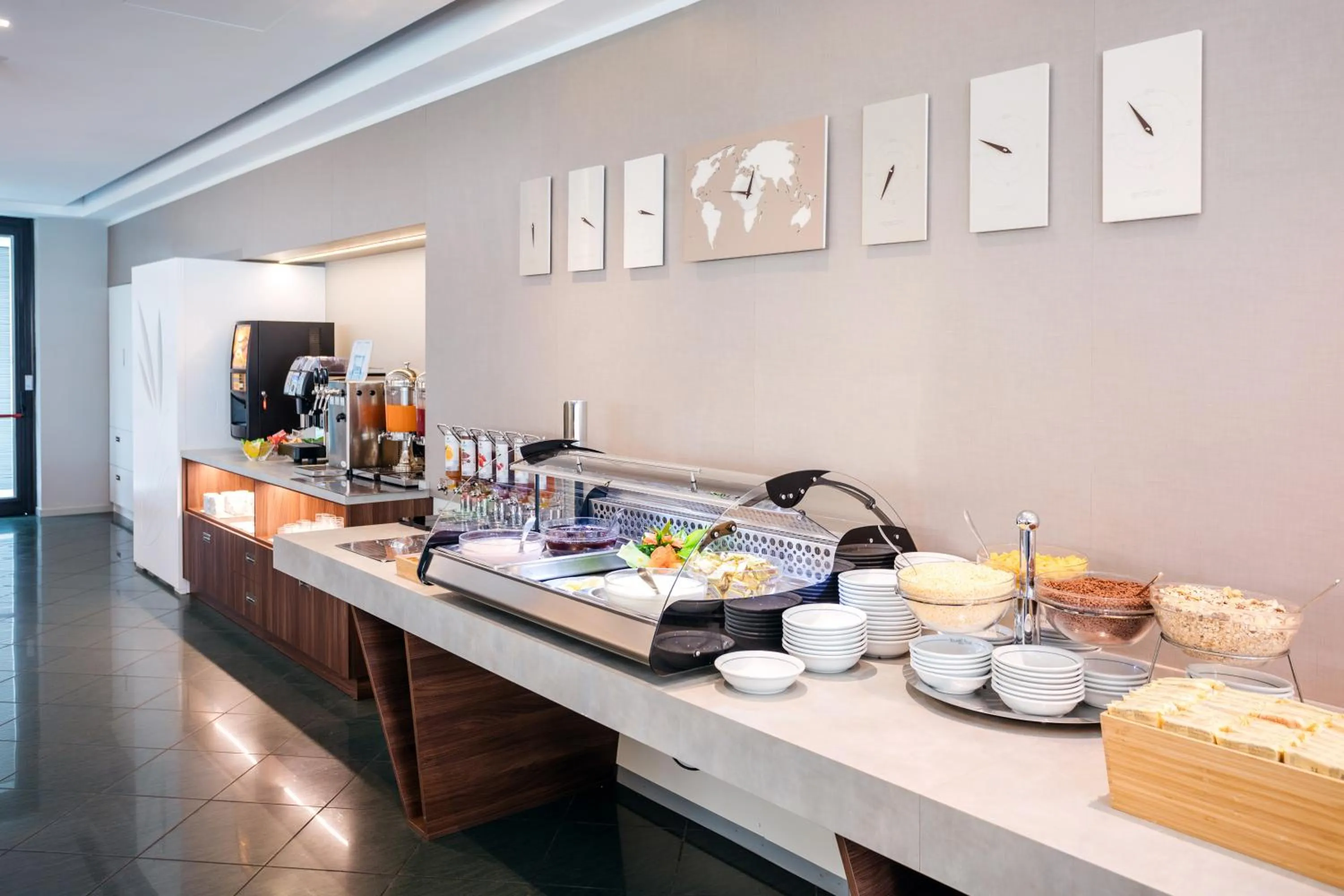 Restaurant/places to eat in Waldorf Palace Hotel