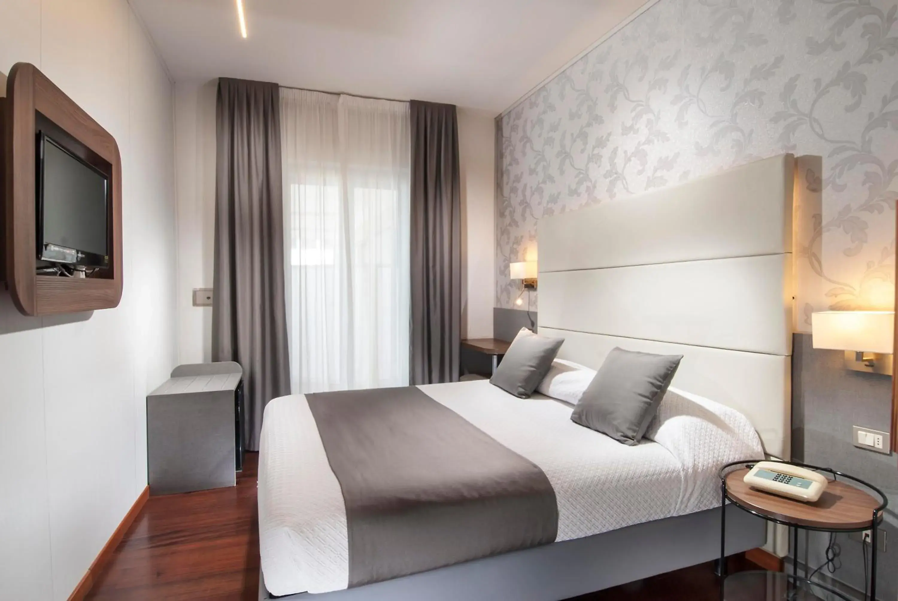 Large Single Room in Waldorf Palace Hotel Large Single Room in Waldorf Palace Hotel