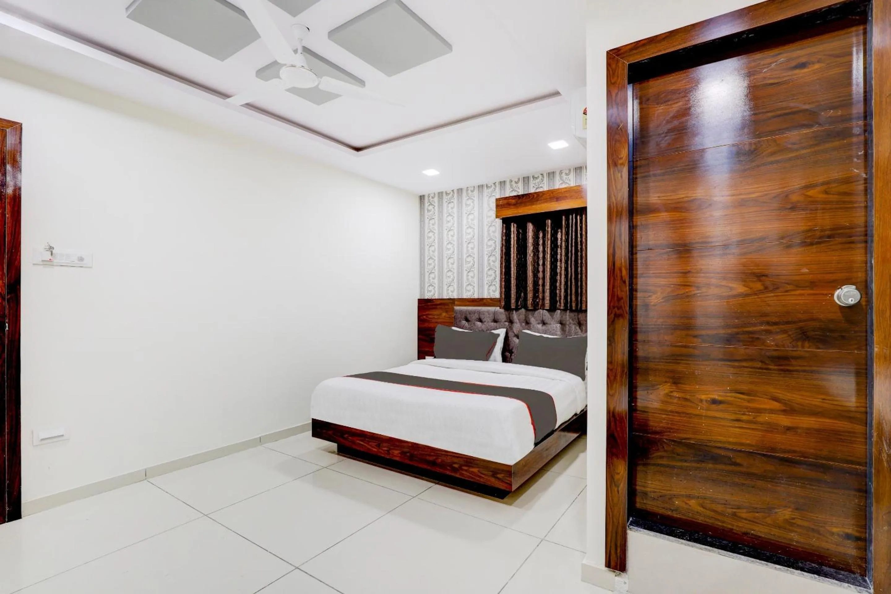 Bedroom, Bed in Collection O Lotus Gold