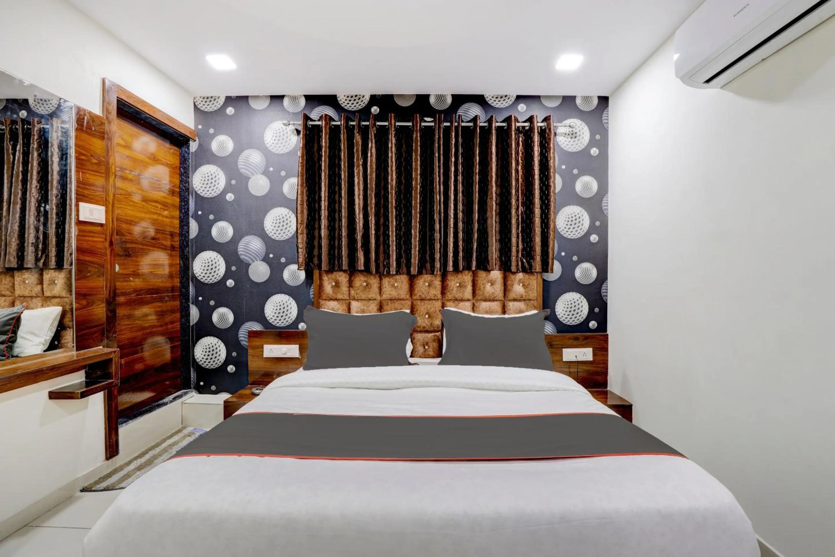 Bedroom, Bed in Collection O Lotus Gold