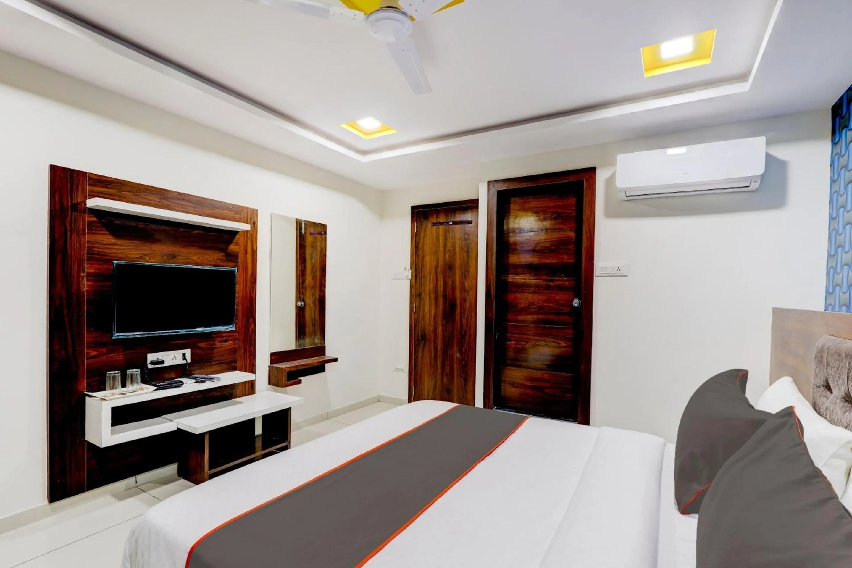 Bedroom, Bed in Collection O Lotus Gold