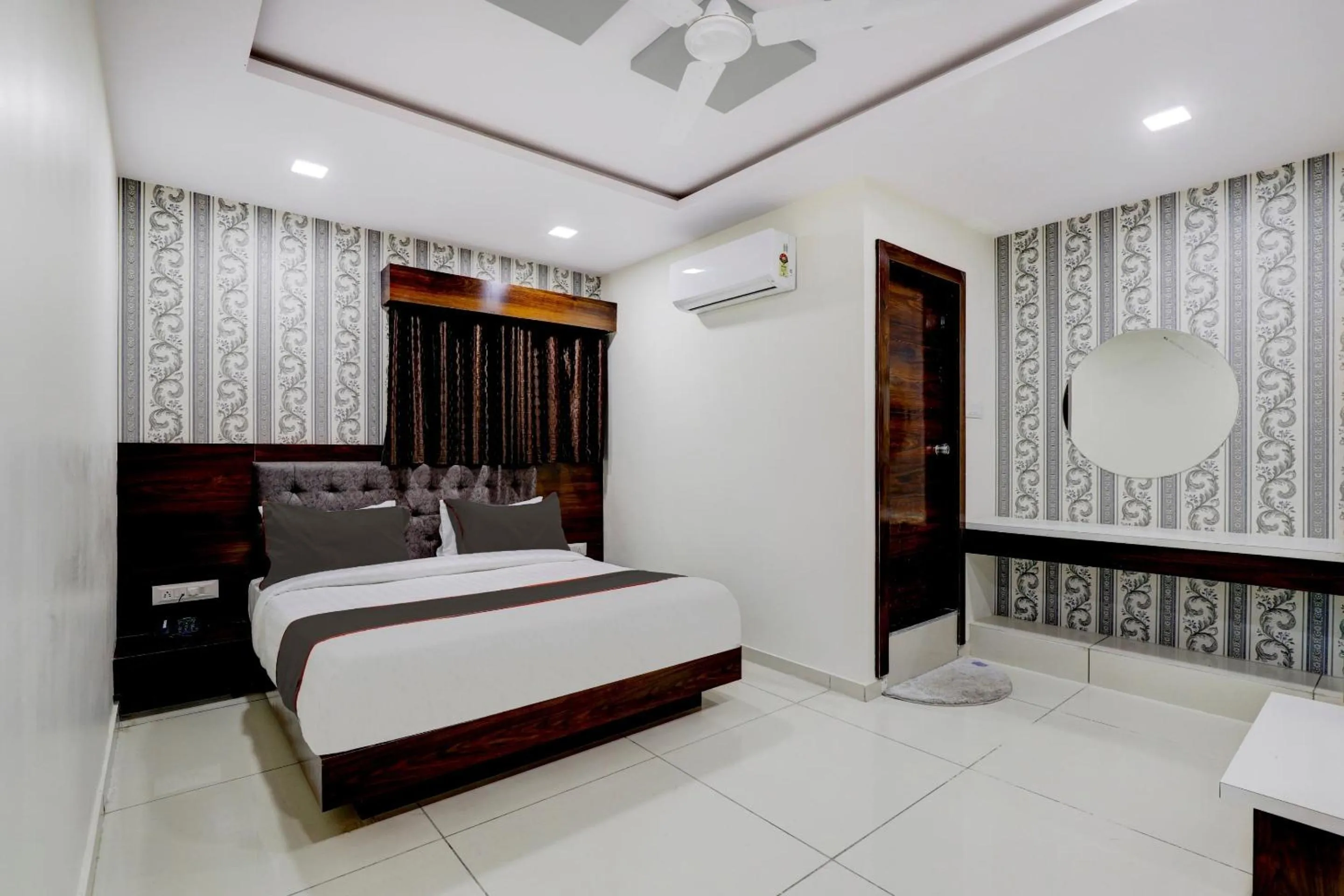 Bedroom, Bed in Collection O Lotus Gold