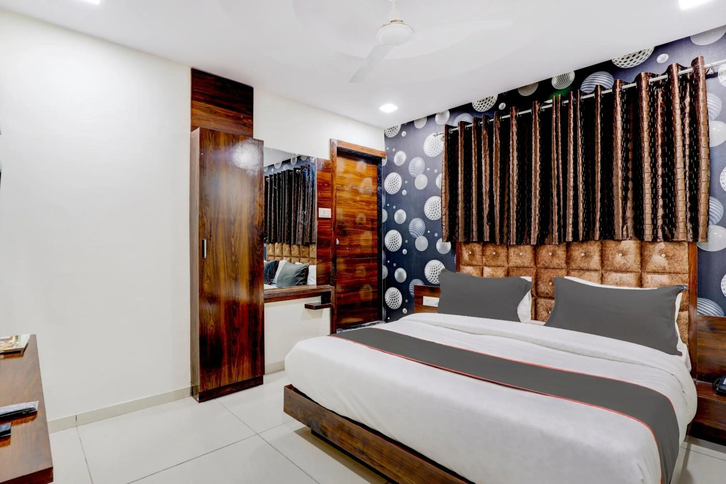 Bedroom, Bed in Collection O Lotus Gold