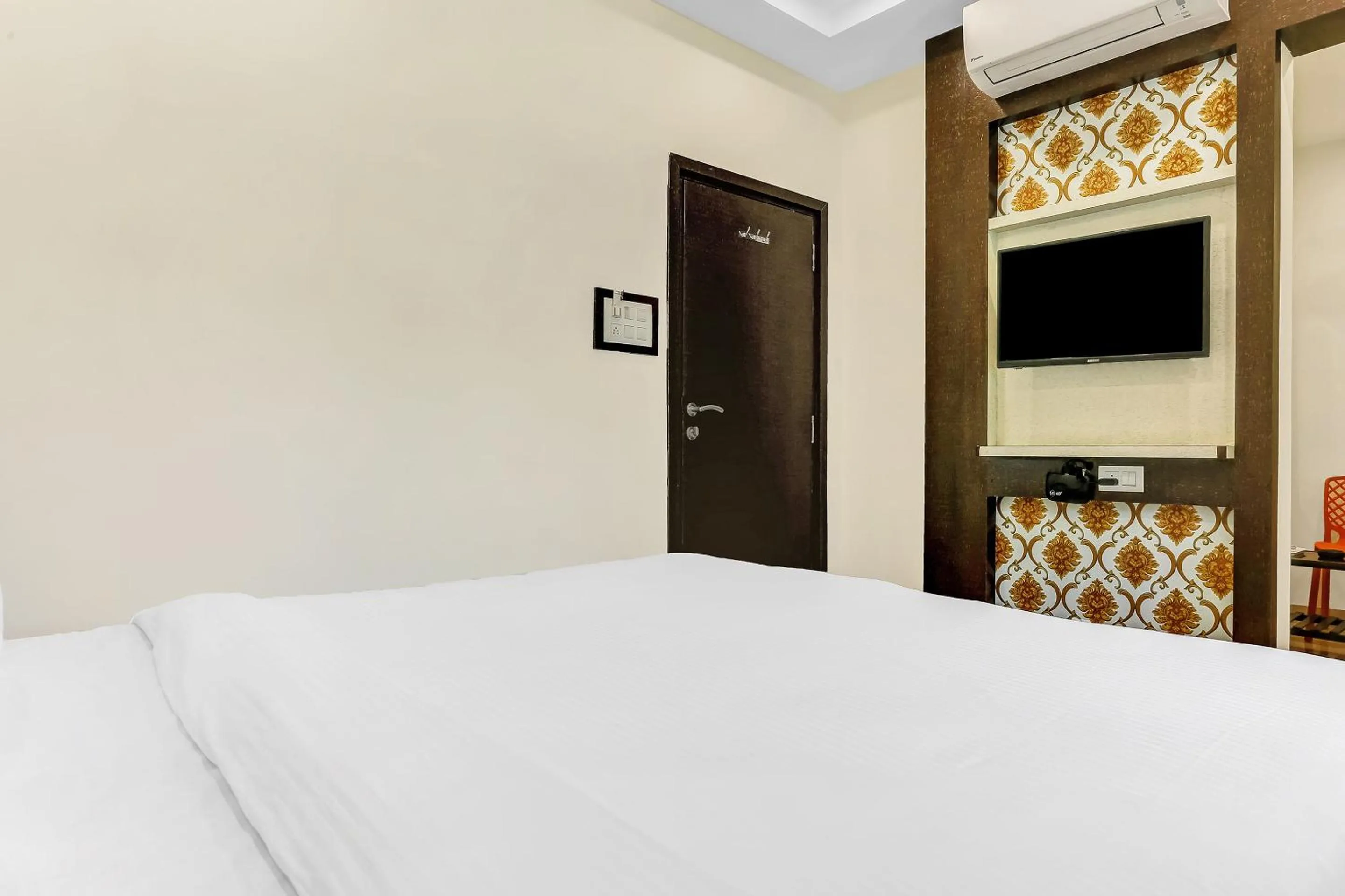 Bedroom, Bed in Capital O Geeta Palace