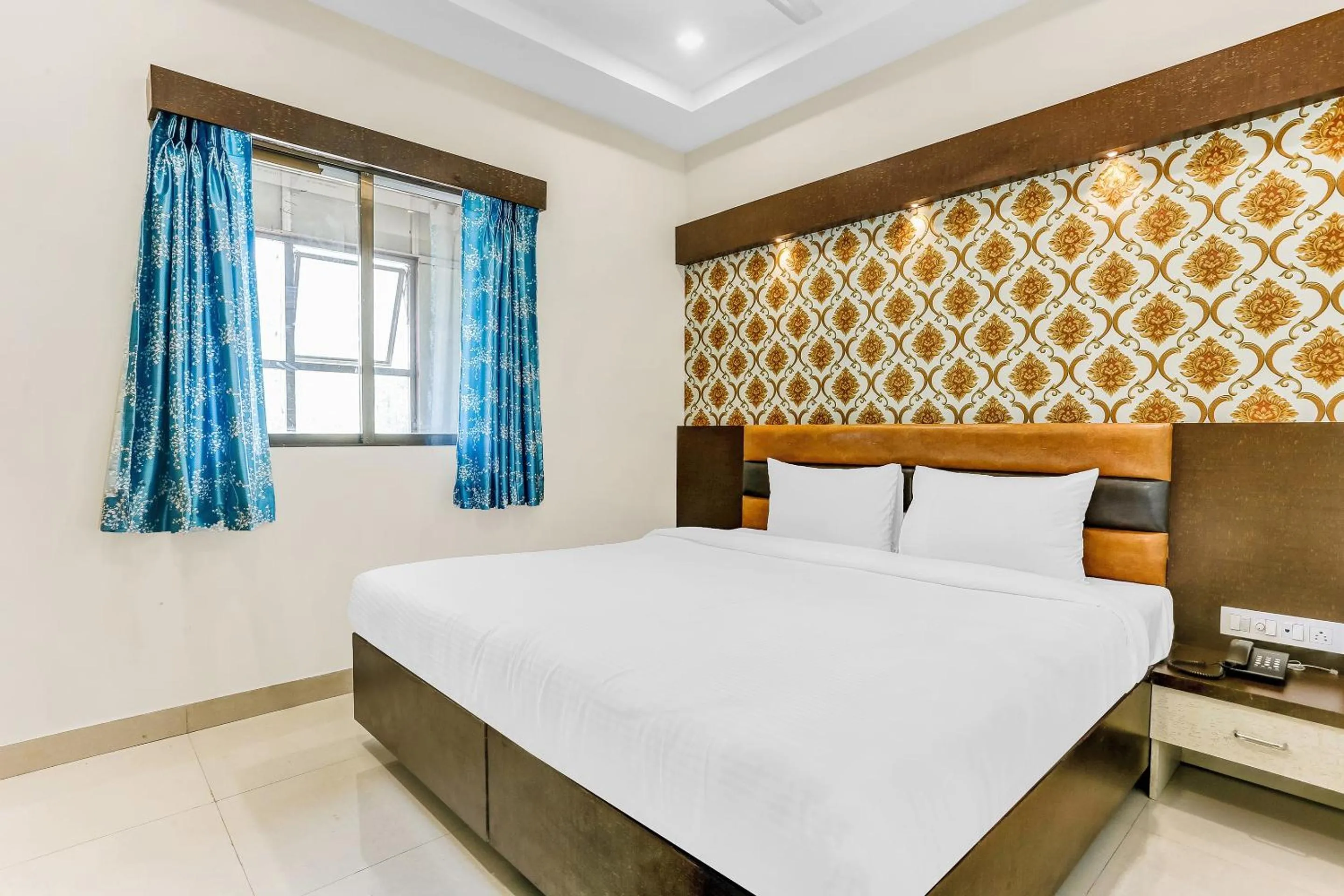 Bedroom, Bed in Capital O Geeta Palace