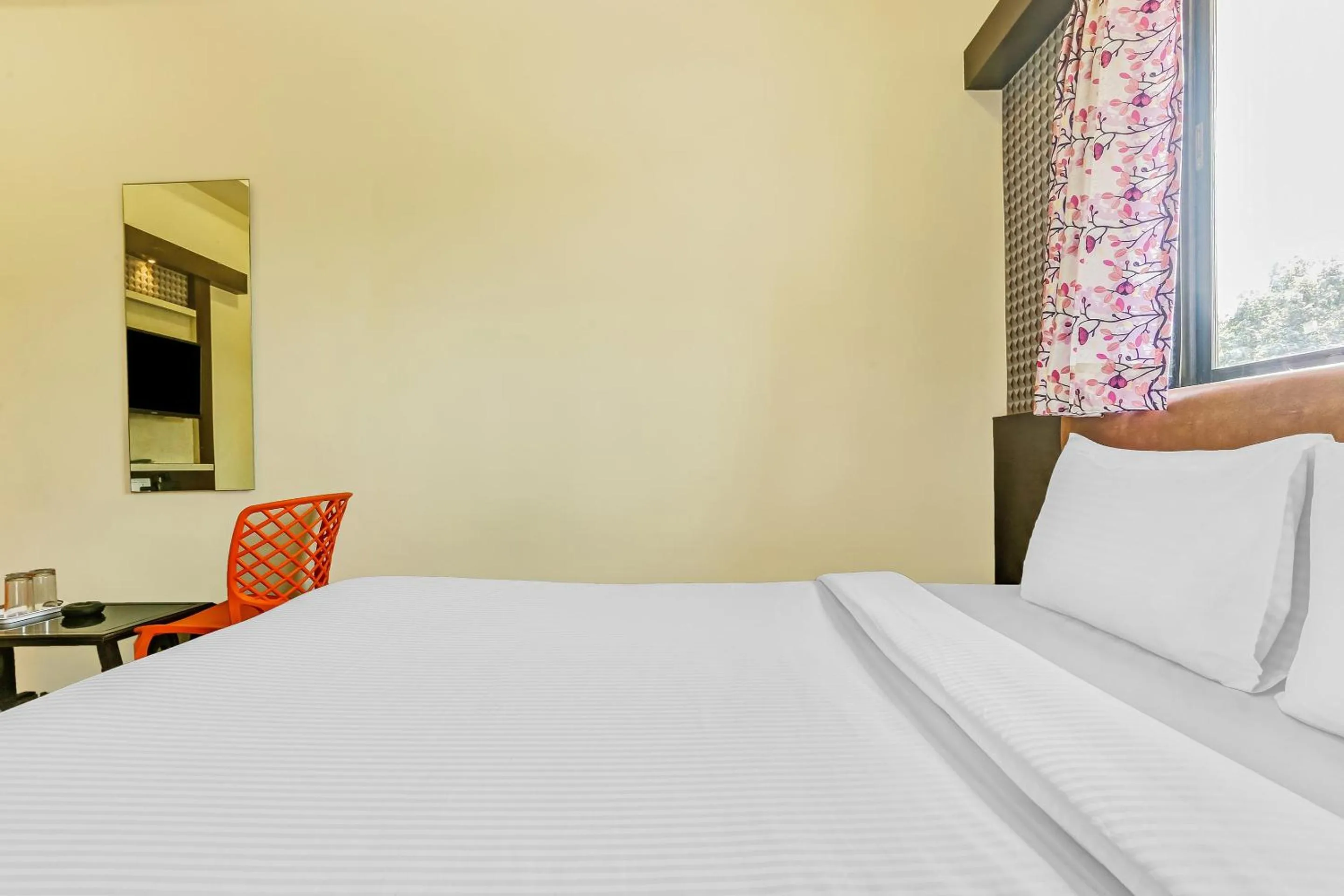 Bedroom, Bed in Capital O Geeta Palace