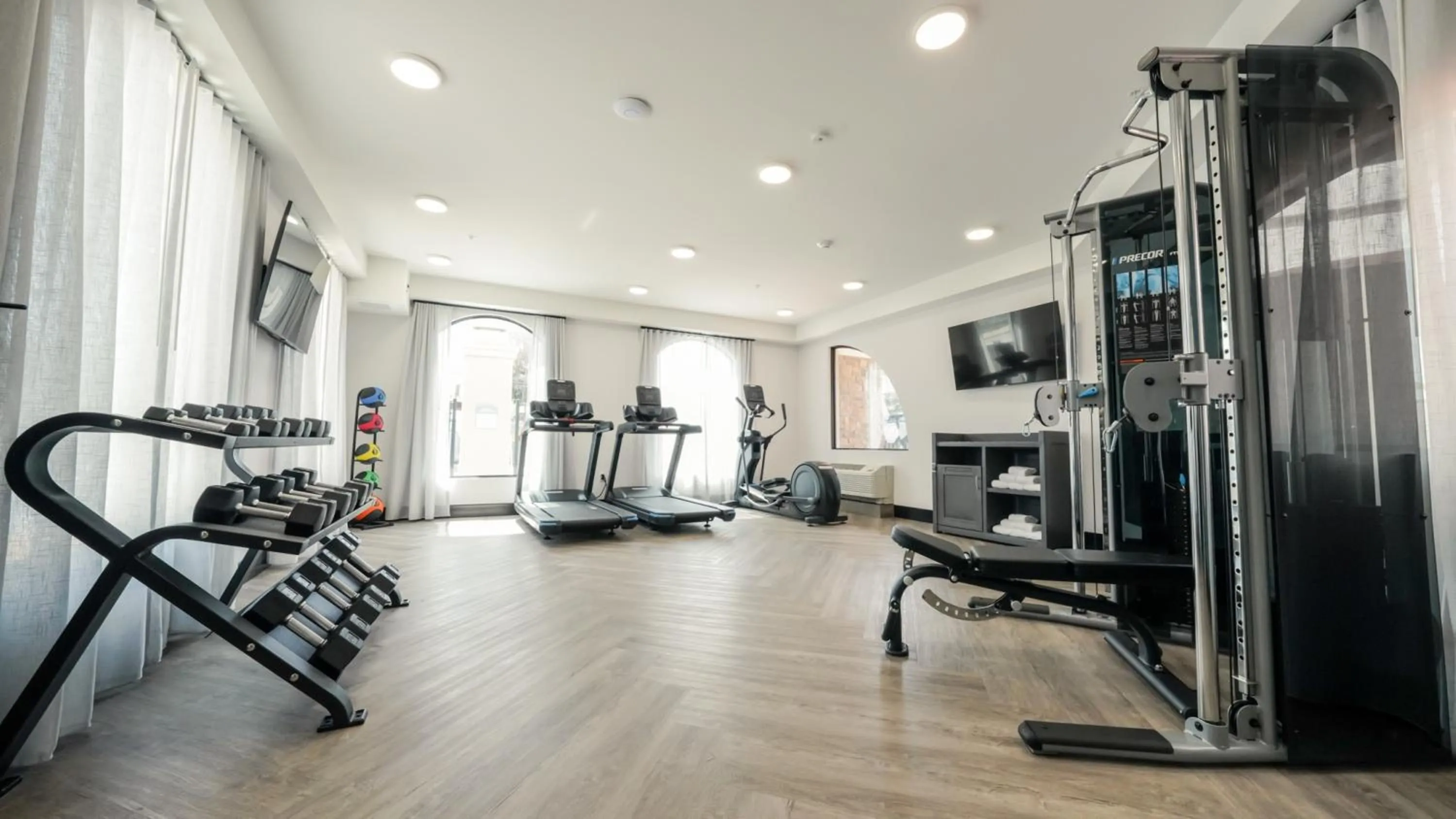 Fitness centre/facilities in La Quinta Inn & Suites by Wyndham Santa Cruz