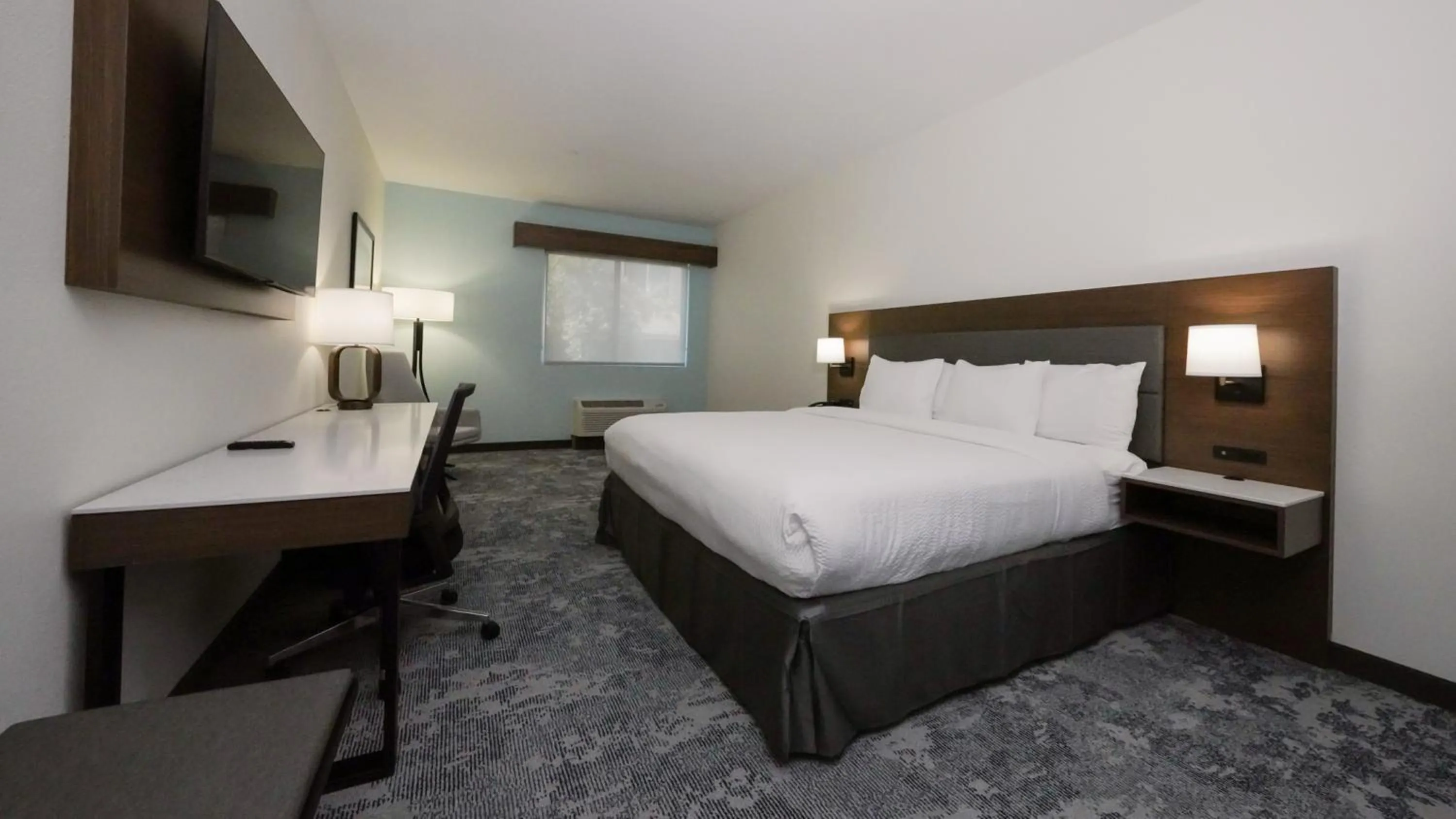 Bed in La Quinta Inn & Suites by Wyndham Santa Cruz